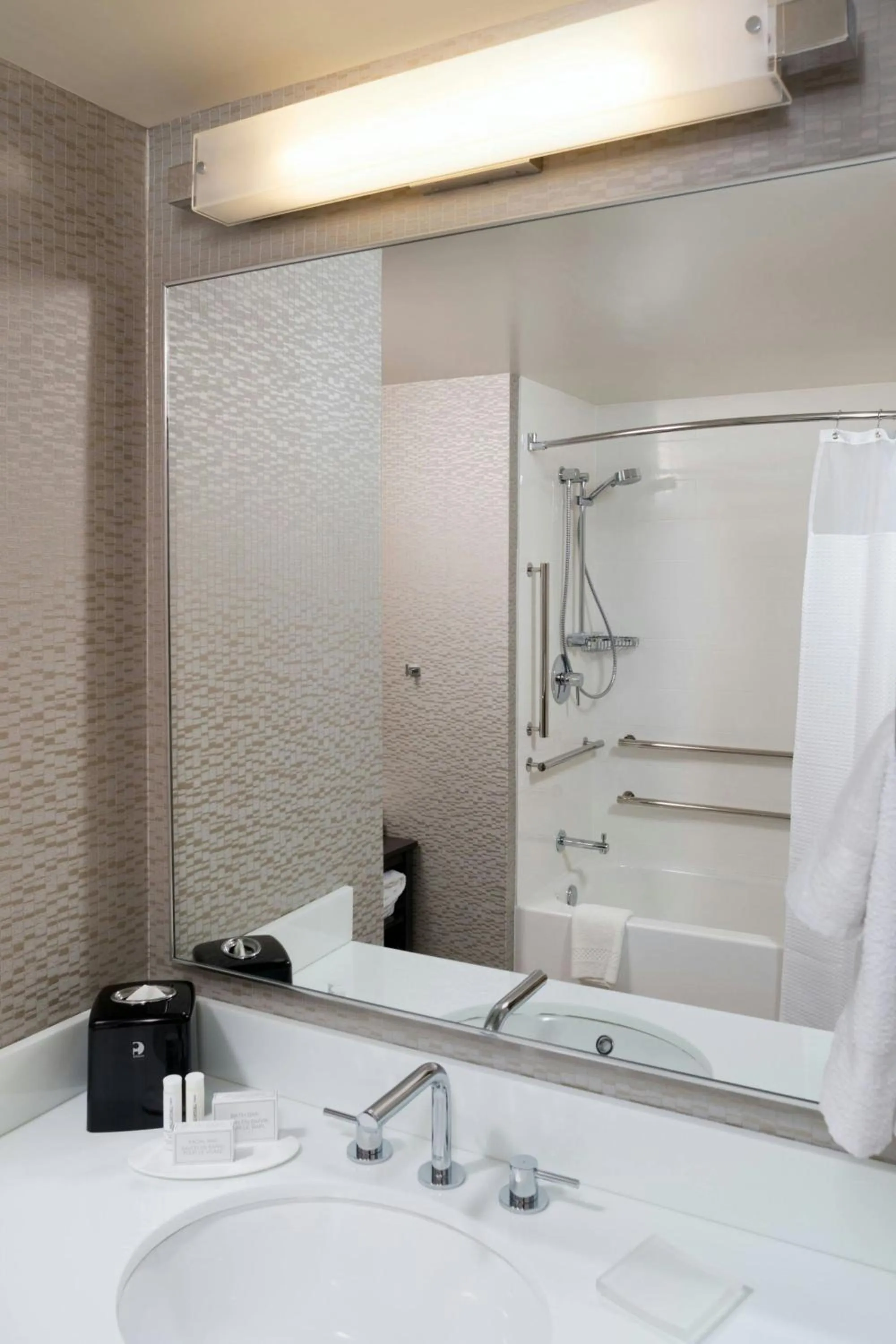 Bathroom in Courtyard by Marriott Minneapolis Downtown