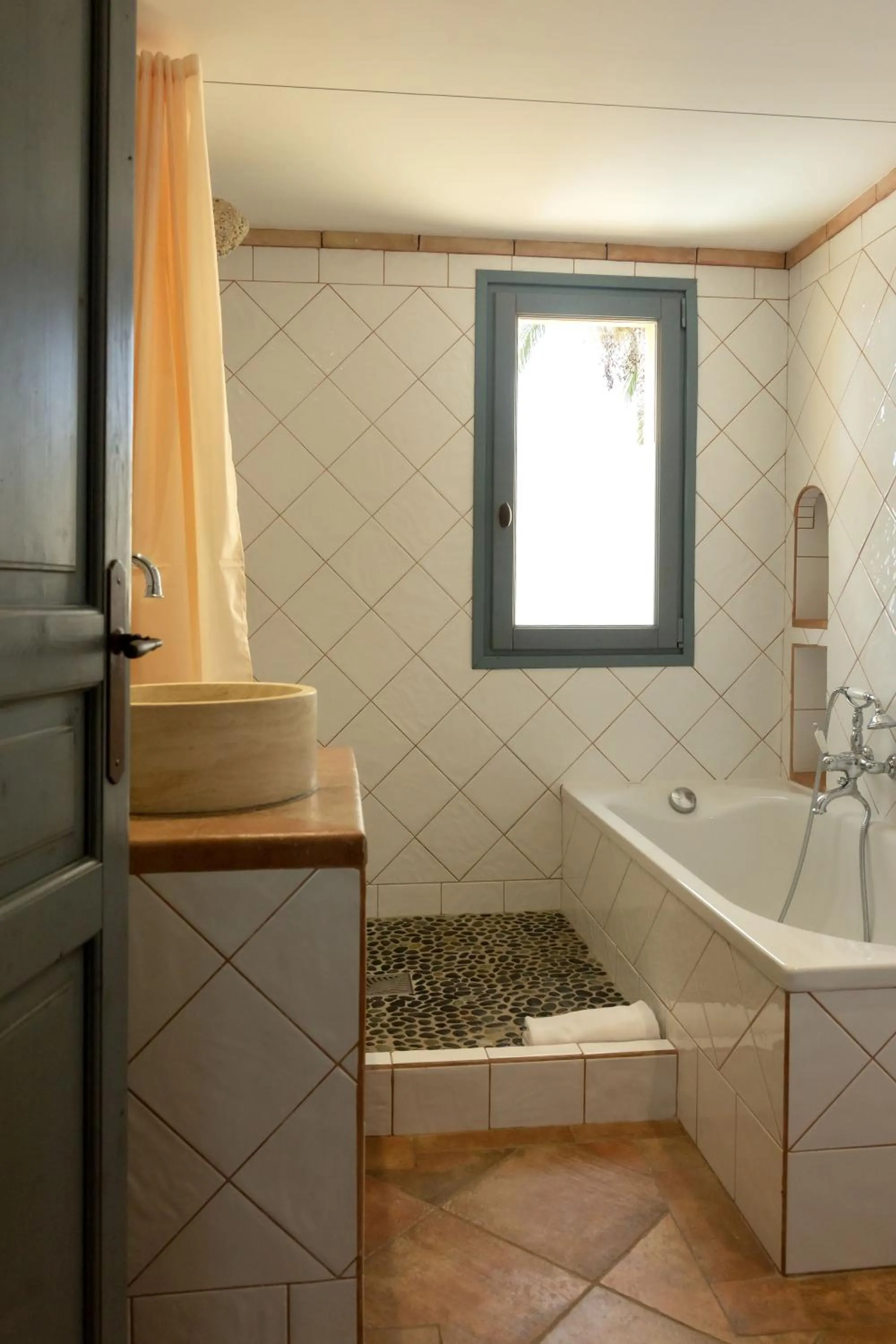 Shower in Casa Santini x Roc Seven