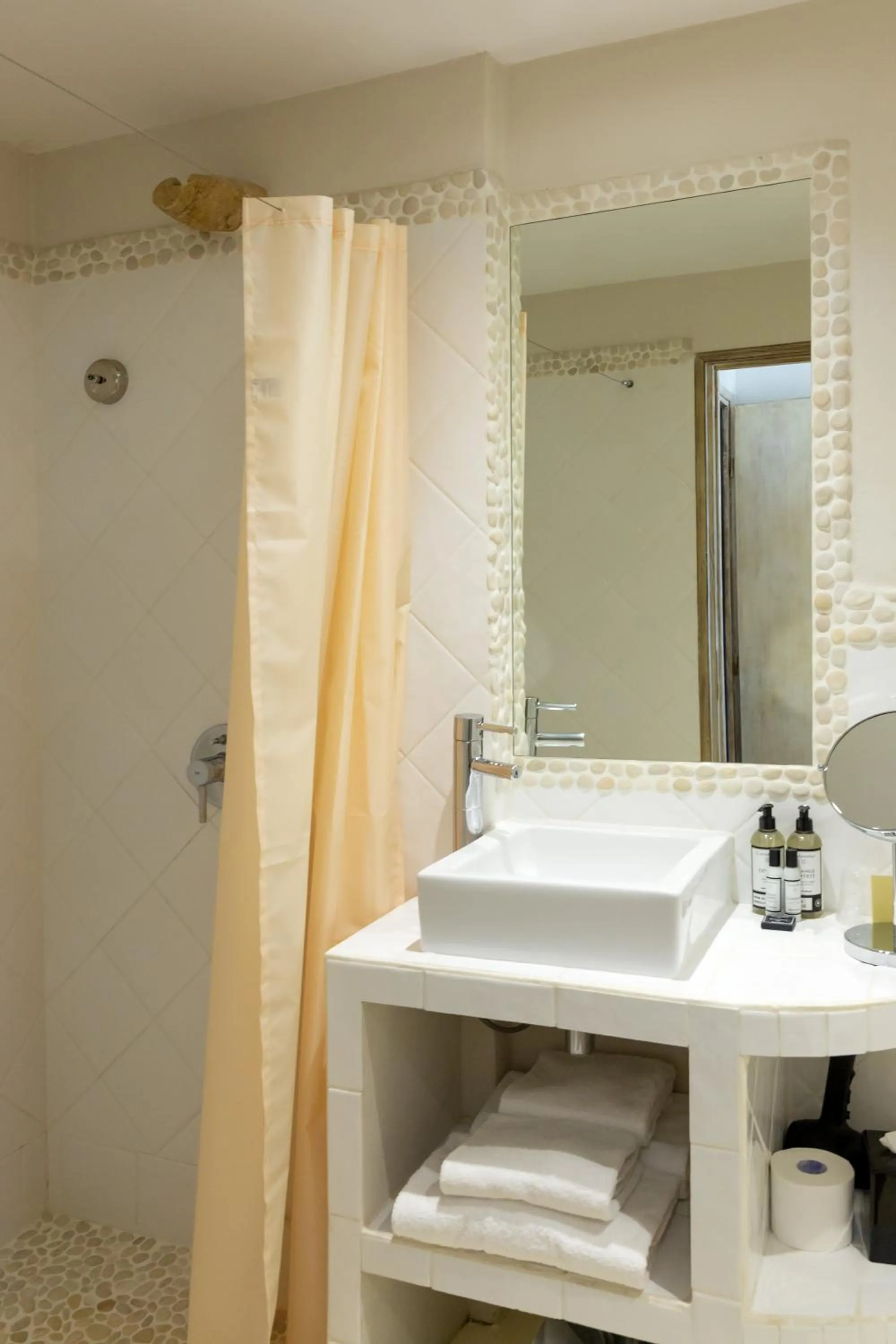 Bathroom in Casa Santini x Roc Seven