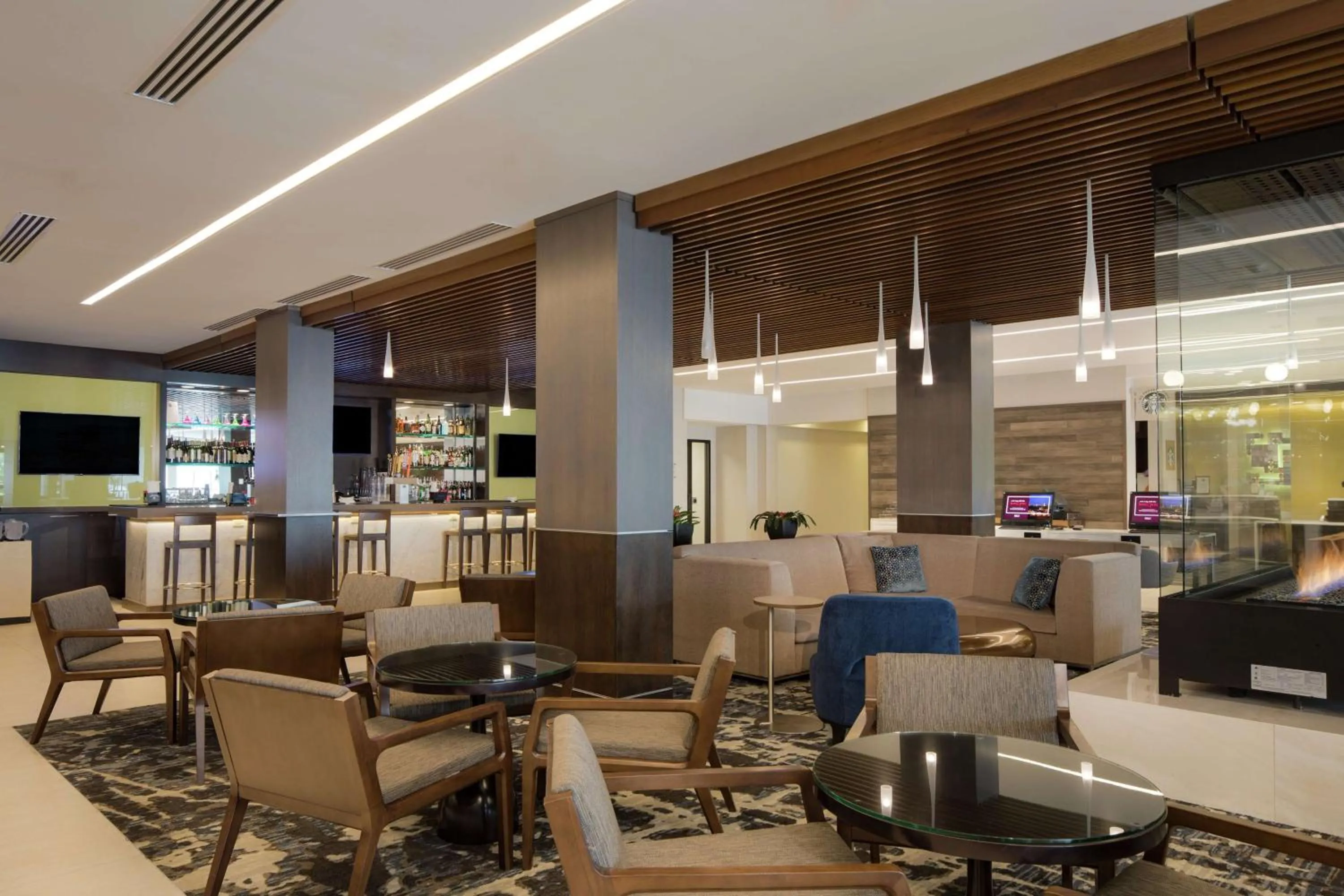 Lobby or reception in DoubleTree by Hilton Hotel Syracuse