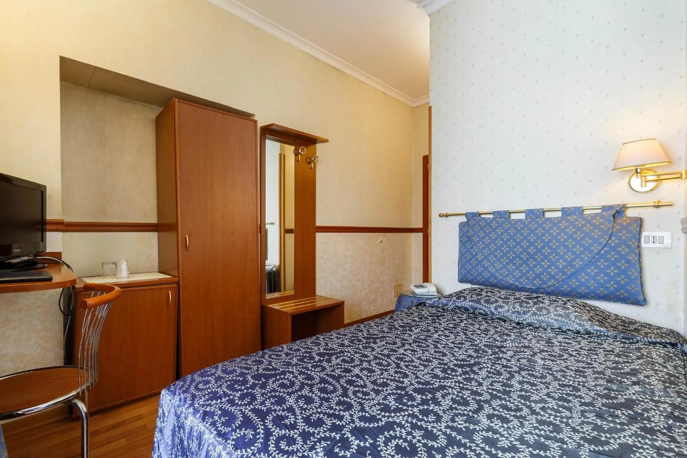 Photo of the whole room, Bed in Hotel Paris