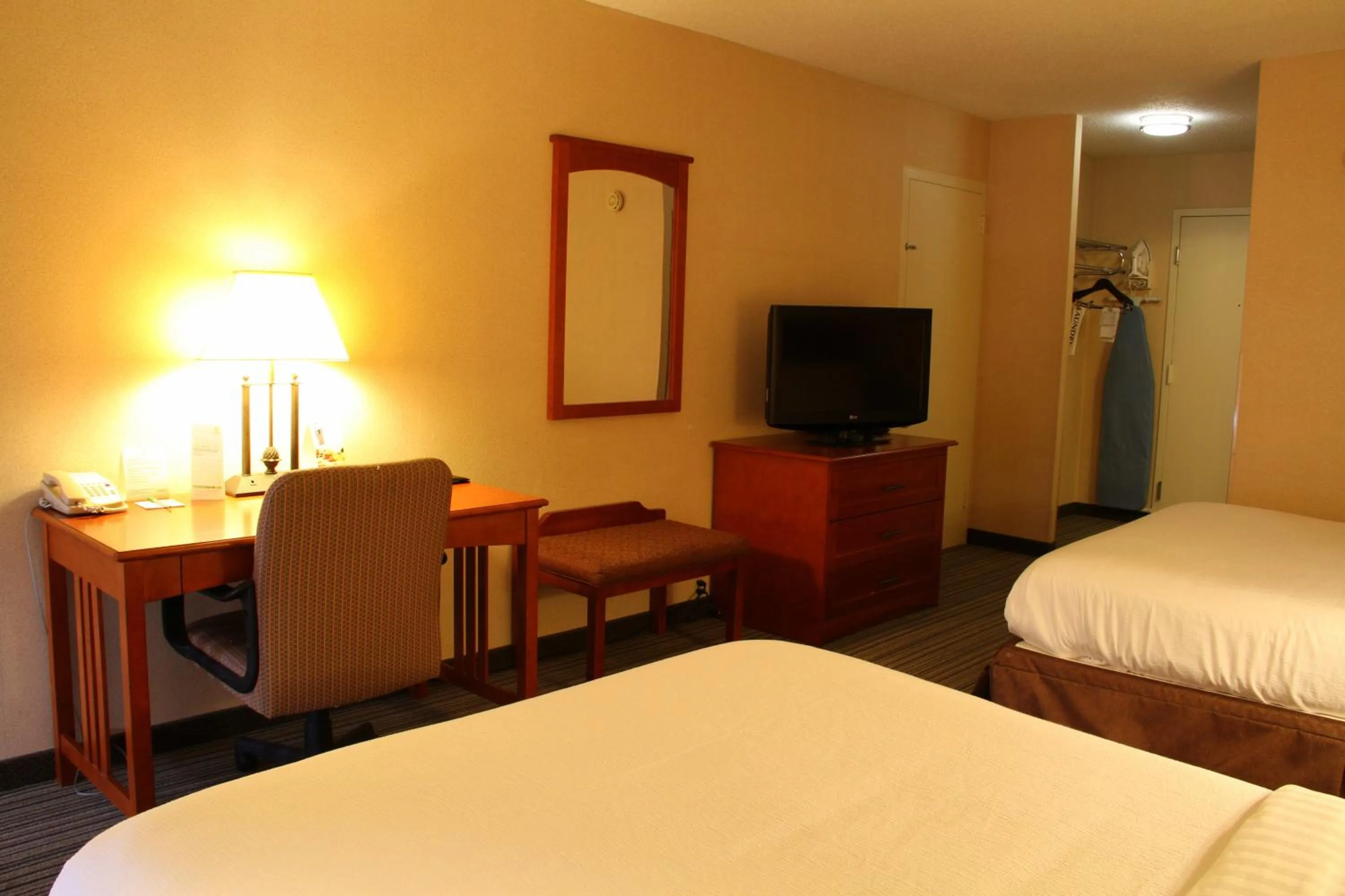 Photo of the whole room, TV/Entertainment Center in 3 Rivers Hotel