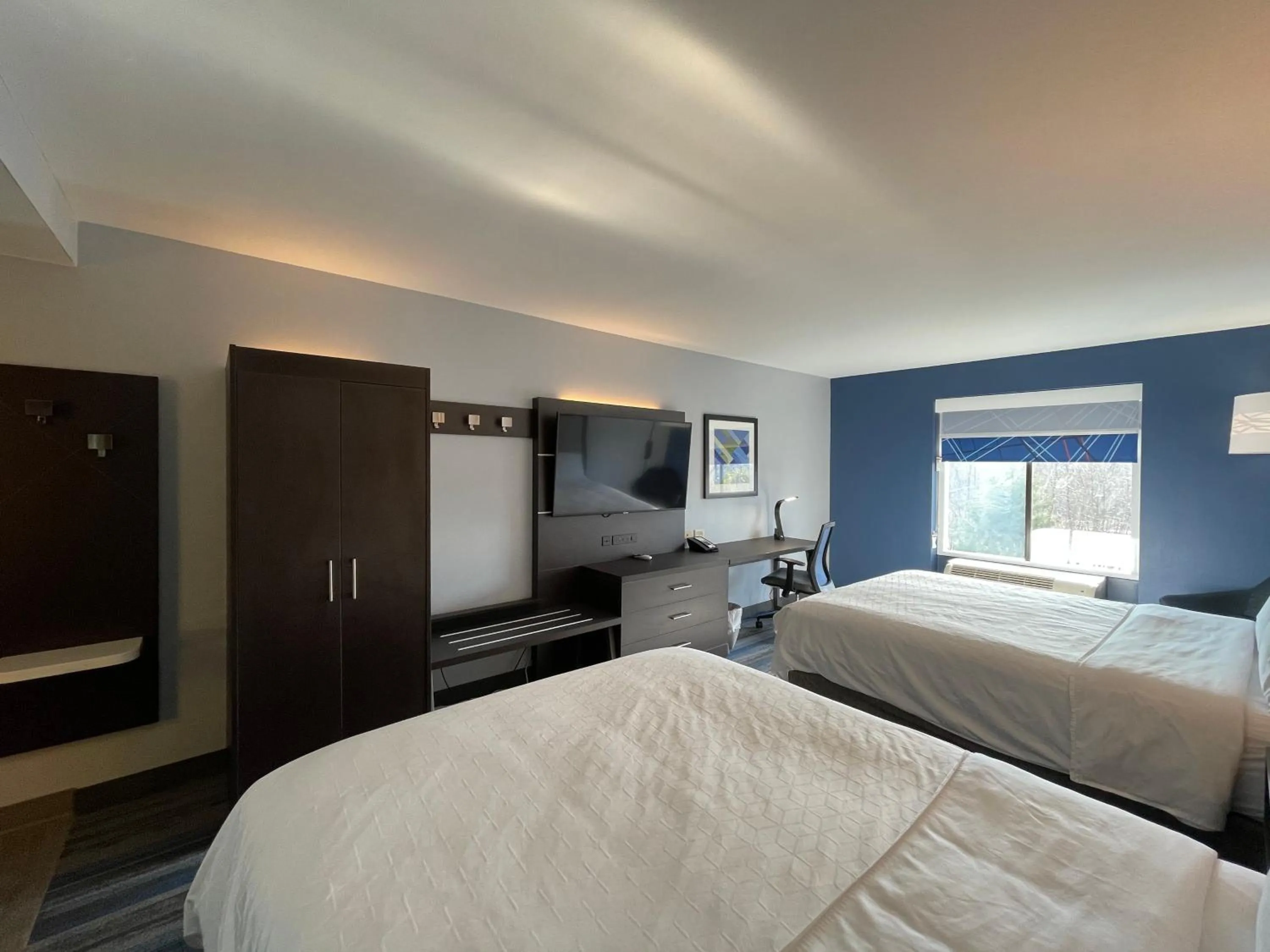 Bed in Holiday Inn Express & Suites Columbia - East Elkridge, Jessup an IHG Hotel