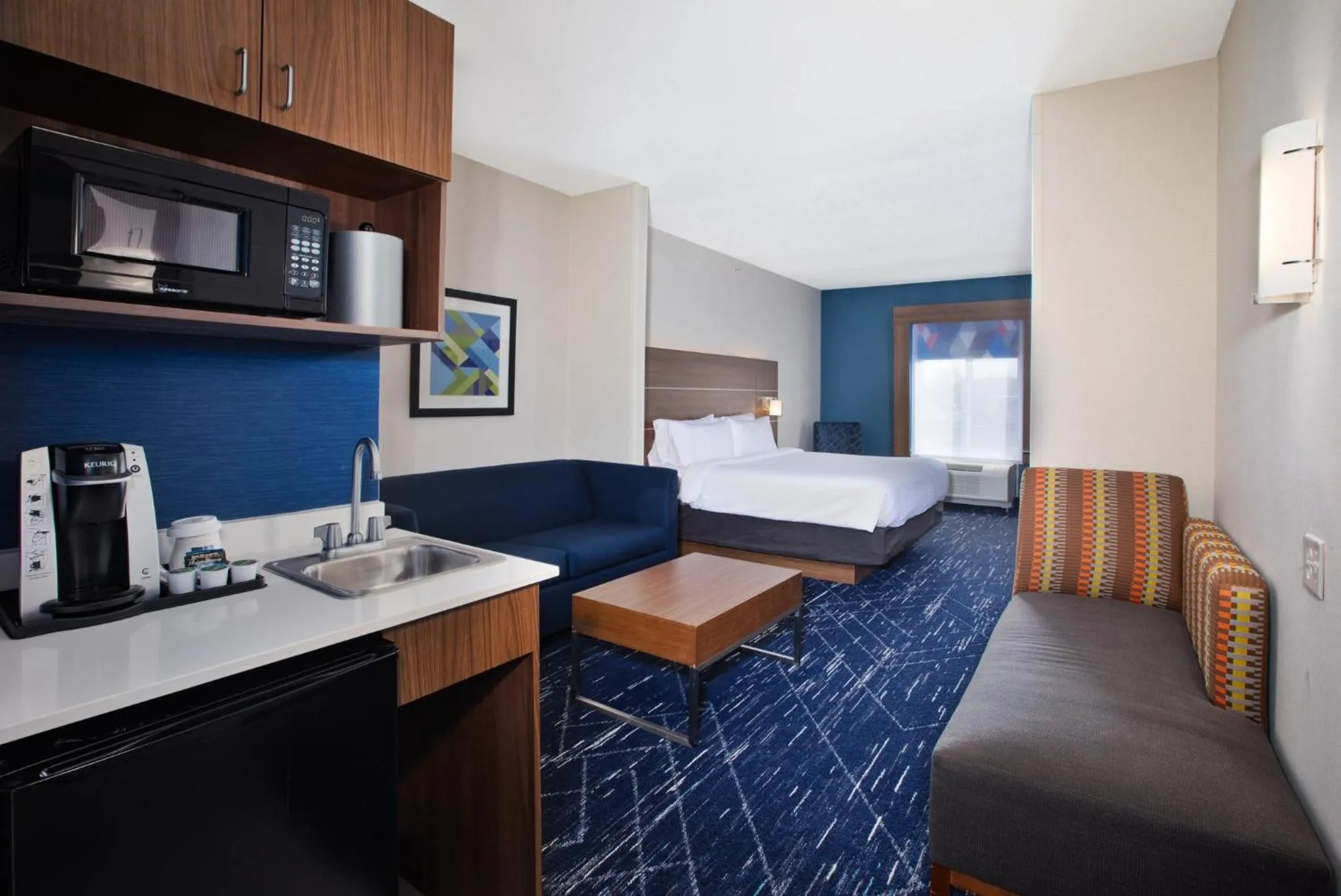 Photo of the whole room, Bed in Holiday Inn Express Hotel & Suites Auburn Hills by IHG