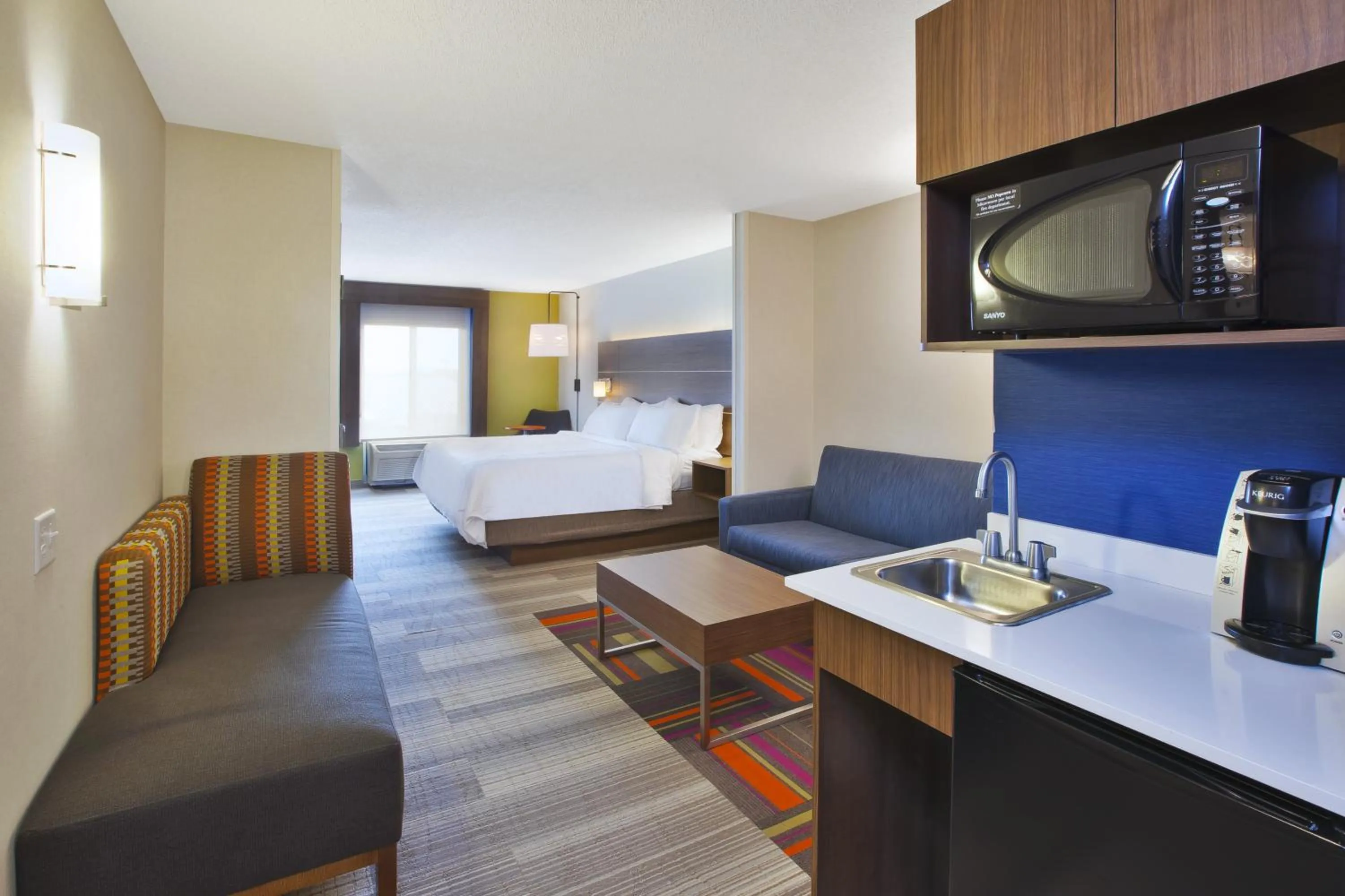 Photo of the whole room, Bed in Holiday Inn Express Hotel & Suites Auburn Hills by IHG