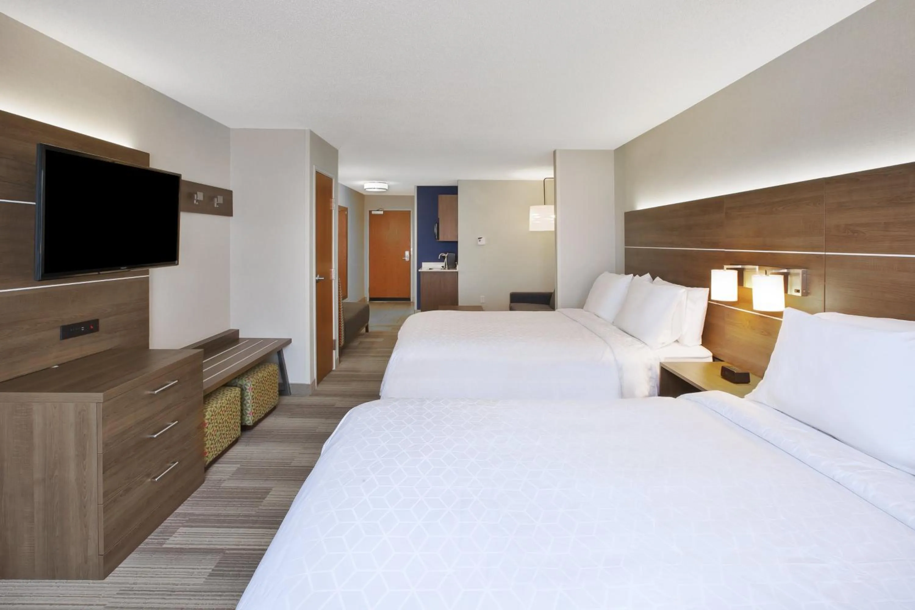 Photo of the whole room, Bed in Holiday Inn Express Hotel & Suites Auburn Hills by IHG