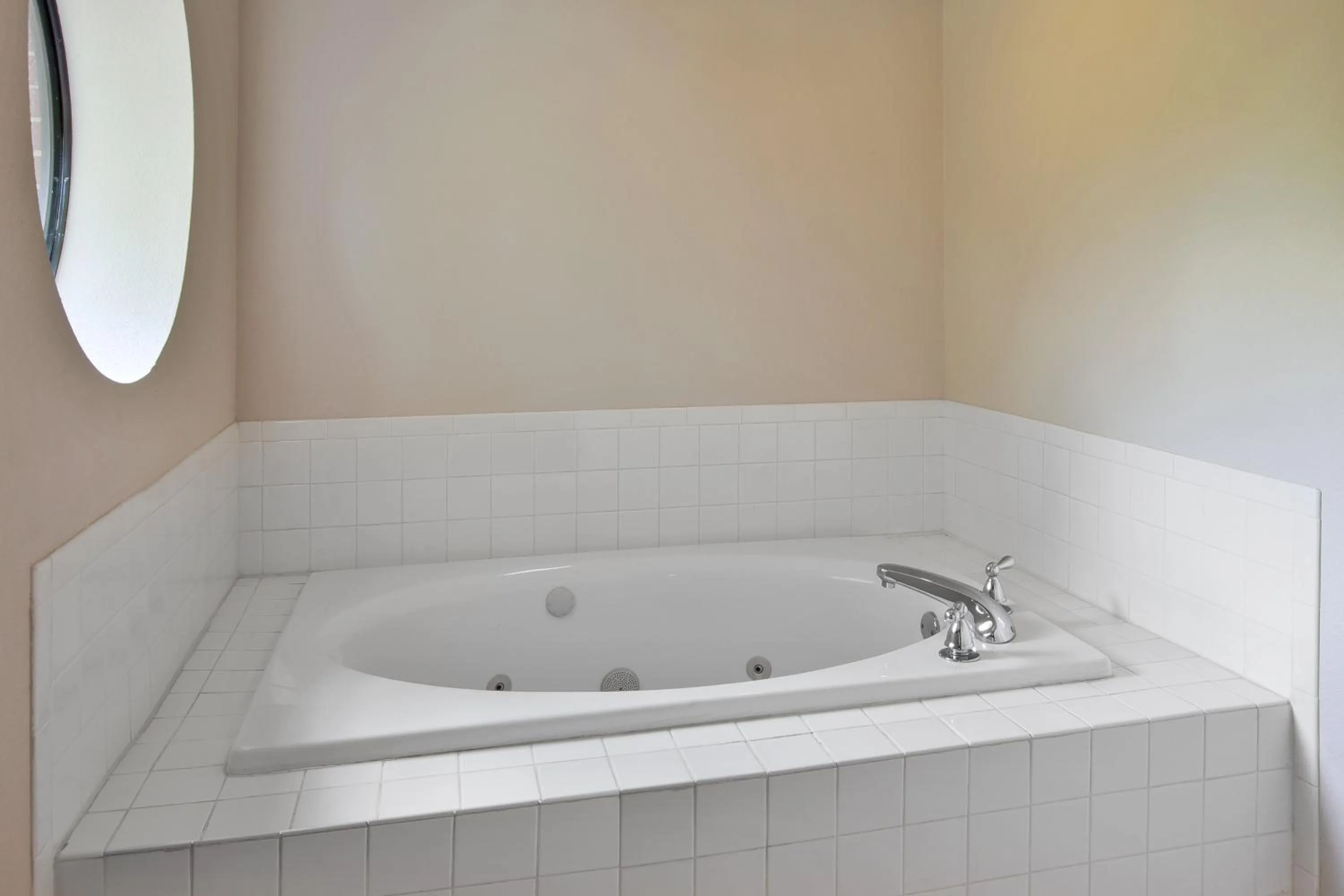 Photo of the whole room in Holiday Inn Express Hotel & Suites Cincinnati Northeast-Milford by IHG