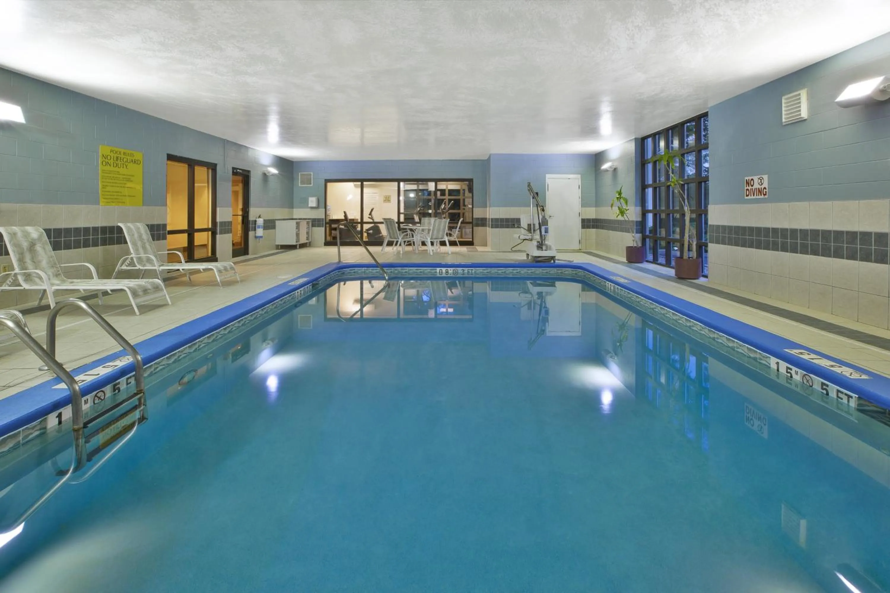 Swimming pool in Holiday Inn Express Hotel & Suites Cincinnati Northeast-Milford by IHG