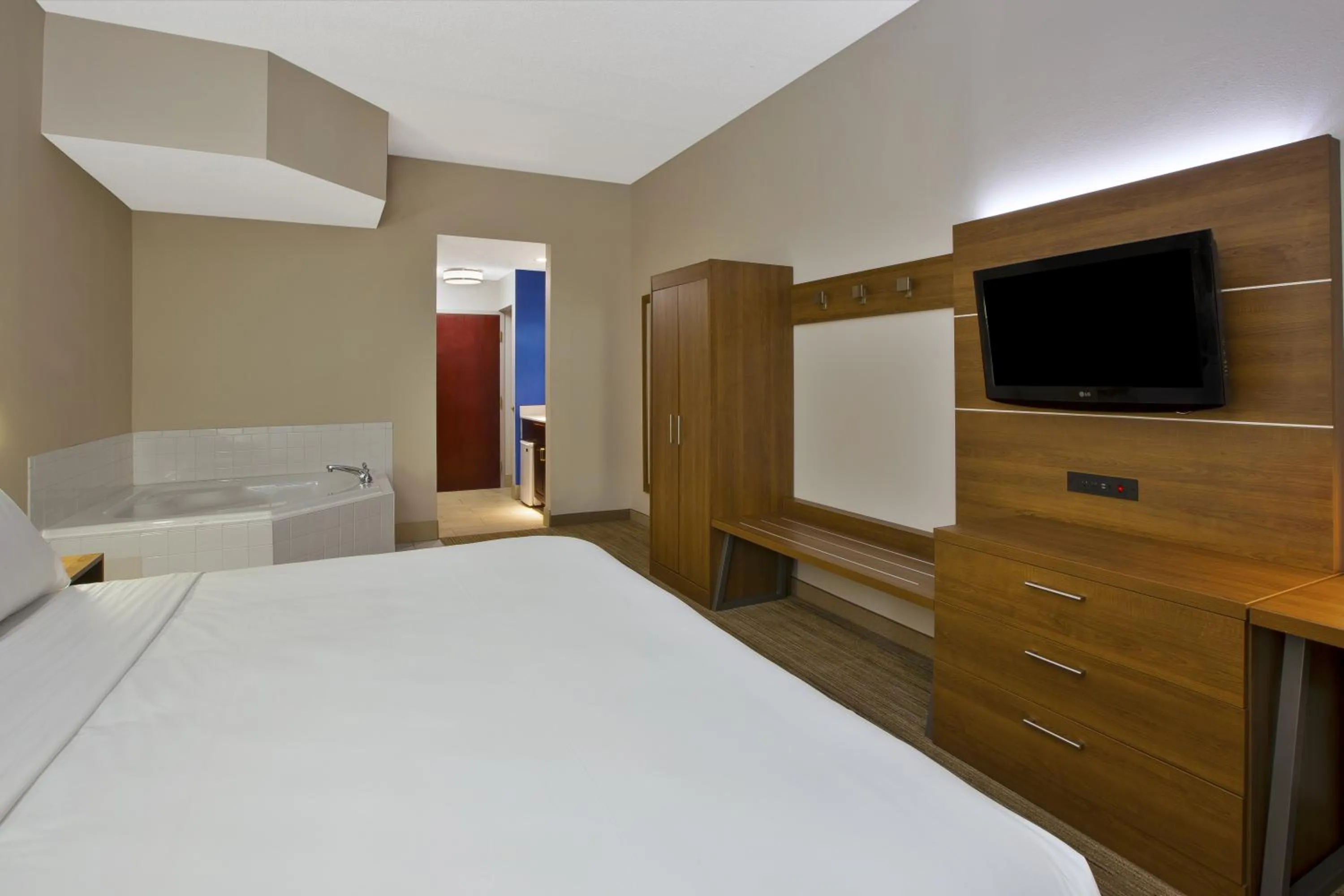 Photo of the whole room, Bed in Holiday Inn Express Hotel & Suites Cincinnati Northeast-Milford by IHG