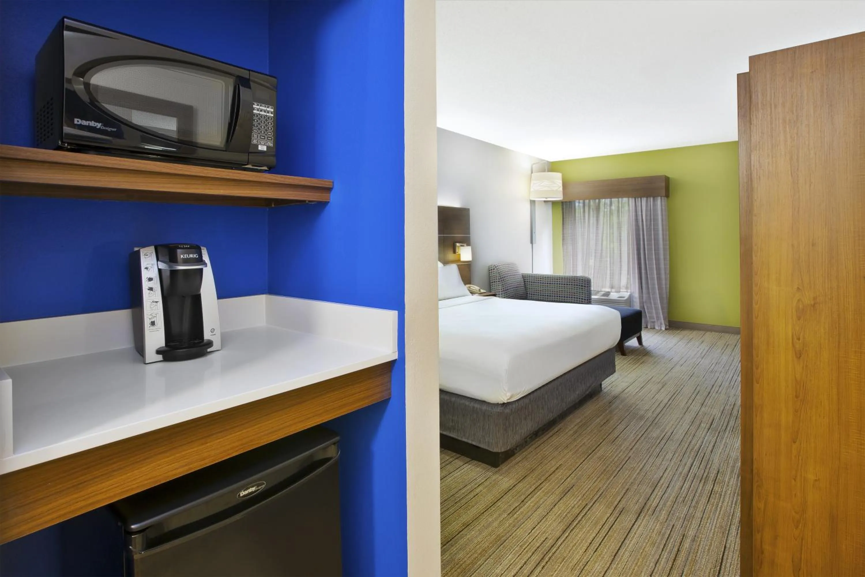 Photo of the whole room, Bed in Holiday Inn Express Hotel & Suites Cincinnati Northeast-Milford by IHG