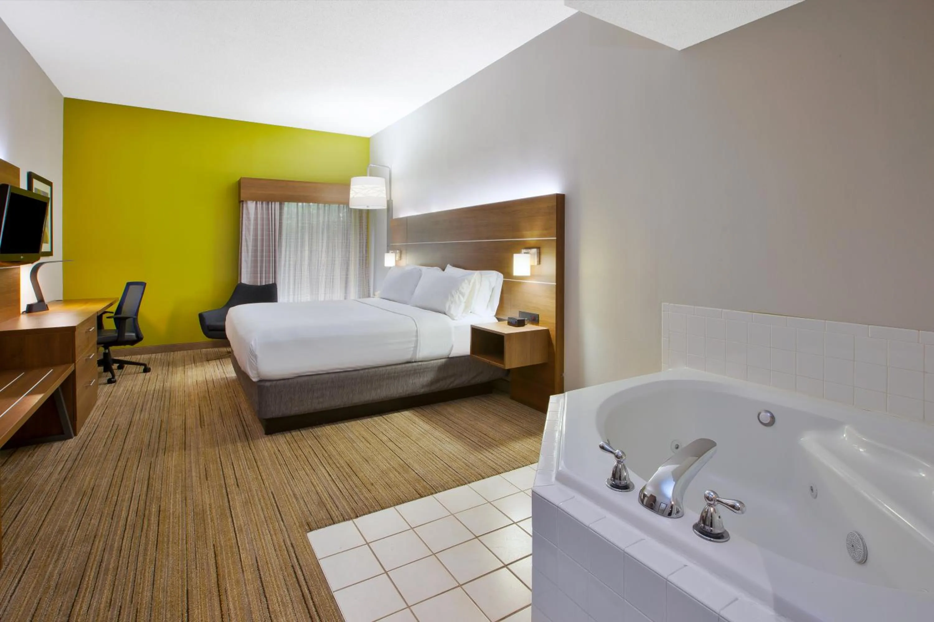 Photo of the whole room, Bed in Holiday Inn Express Hotel & Suites Cincinnati Northeast-Milford by IHG