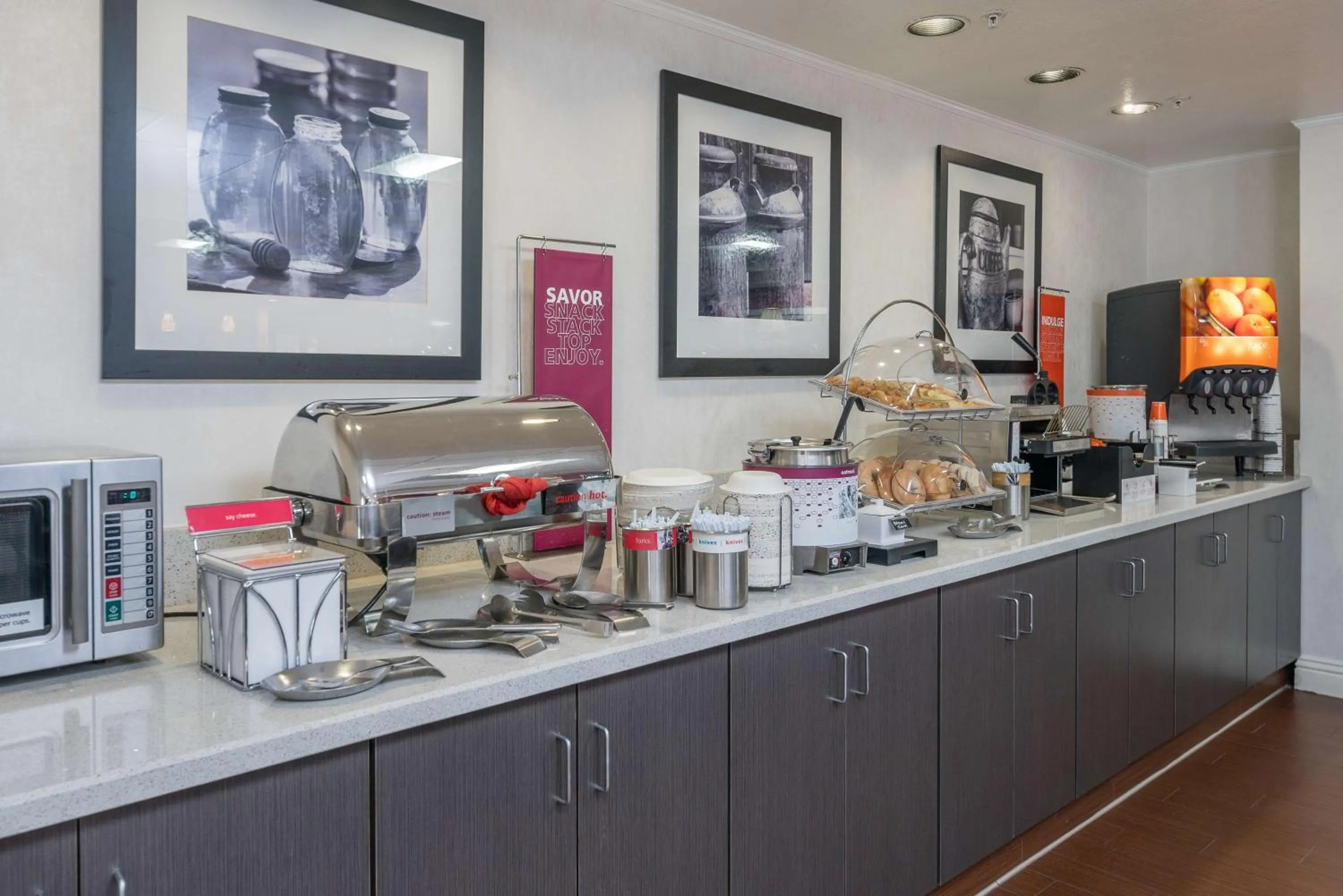 Dining area in Hampton Inn Livermore