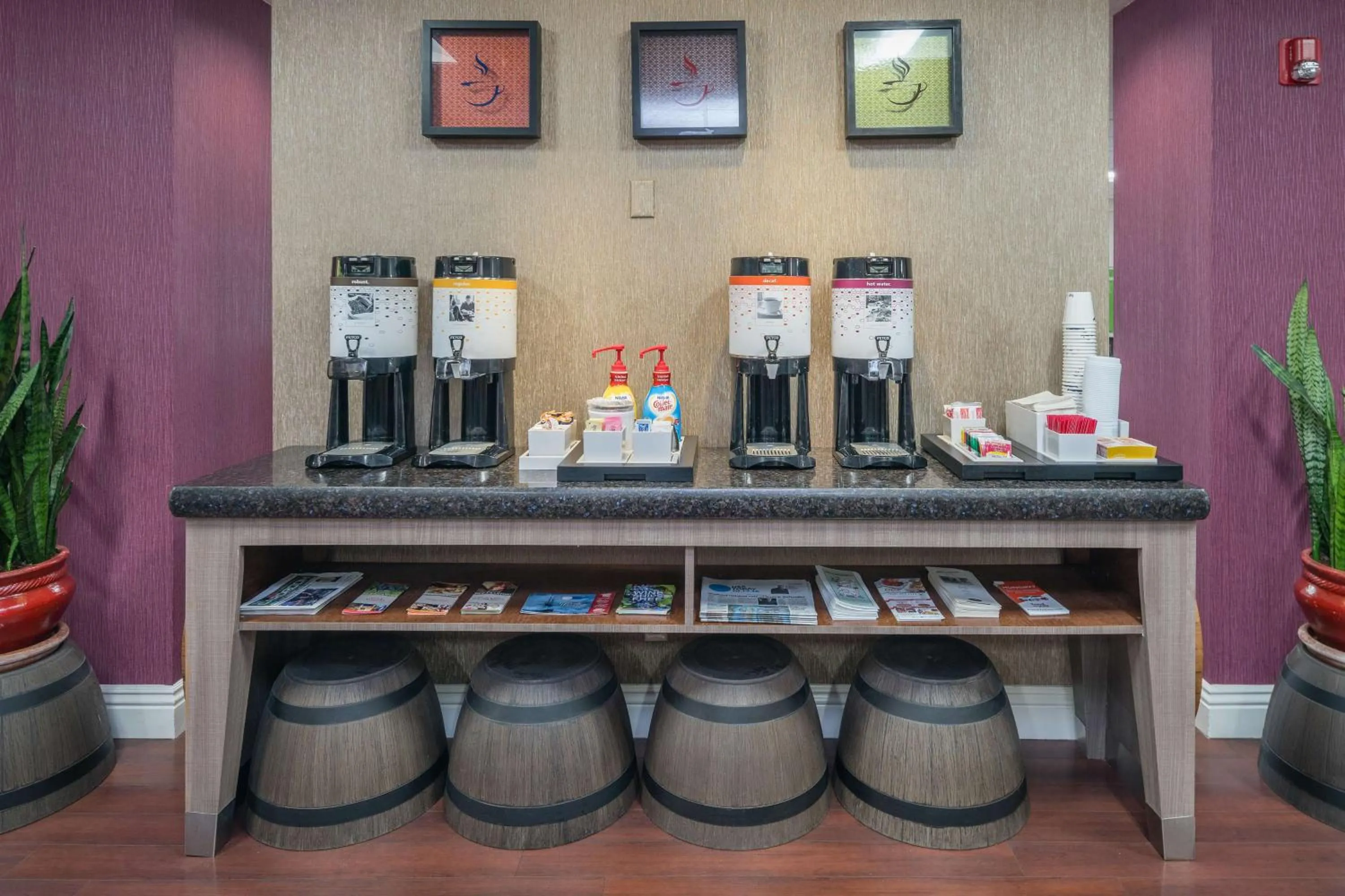 Dining area in Hampton Inn Livermore