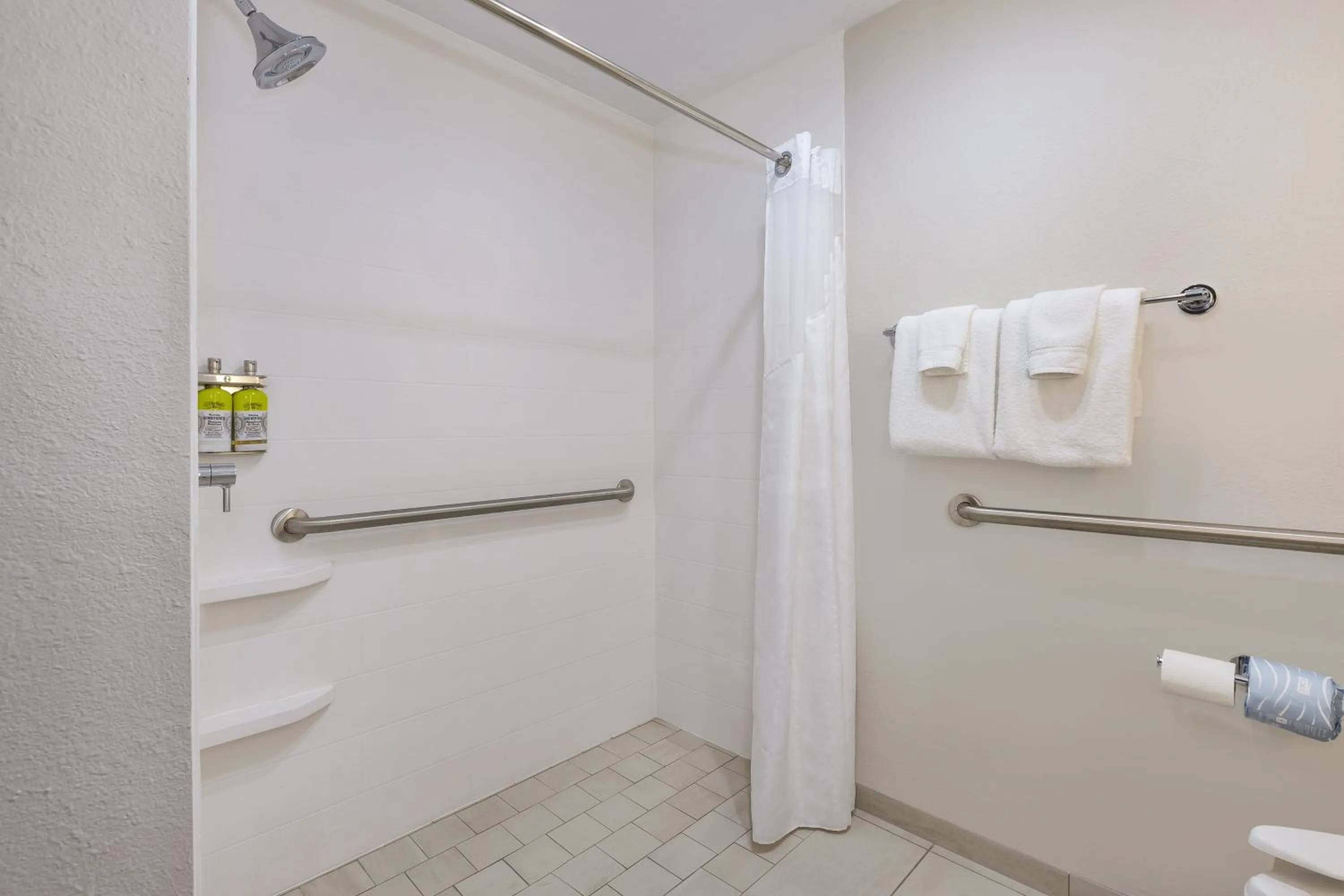 Photo of the whole room in Holiday Inn Express Detroit-Warren/General Motors Technology Center by IHG