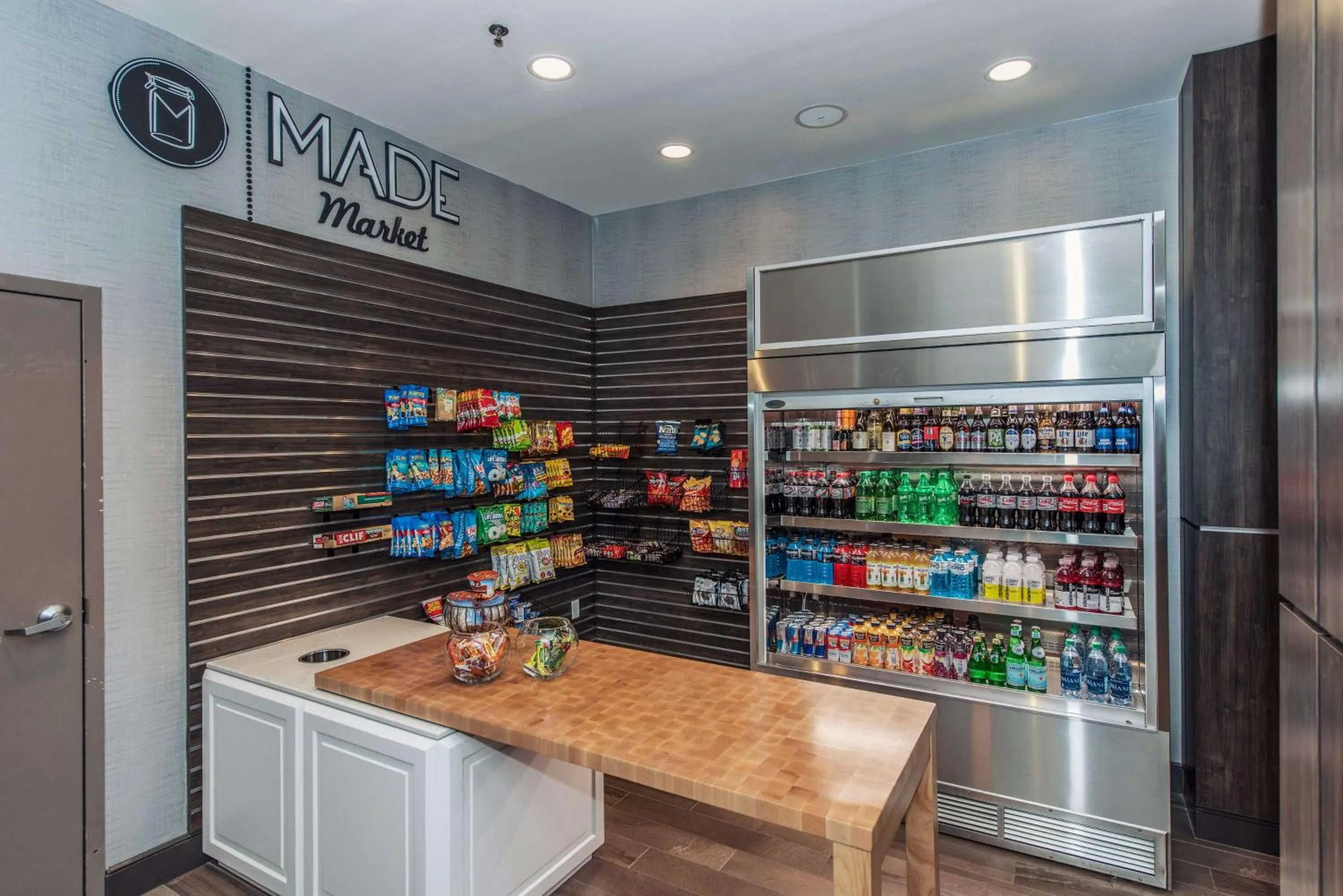 Restaurant/places to eat in DoubleTree by Hilton North Charleston - Convention Center