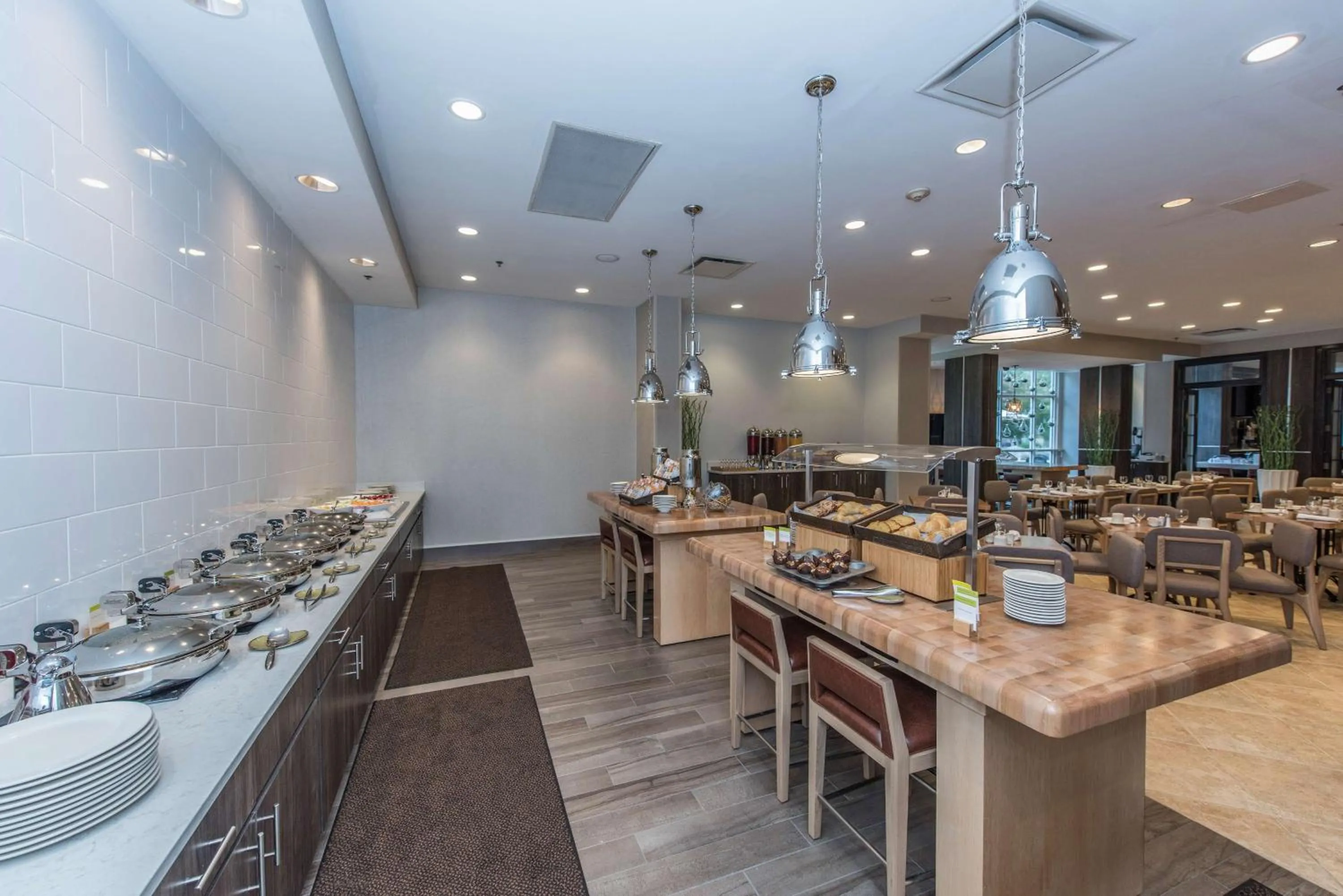 Restaurant/places to eat in DoubleTree by Hilton North Charleston - Convention Center