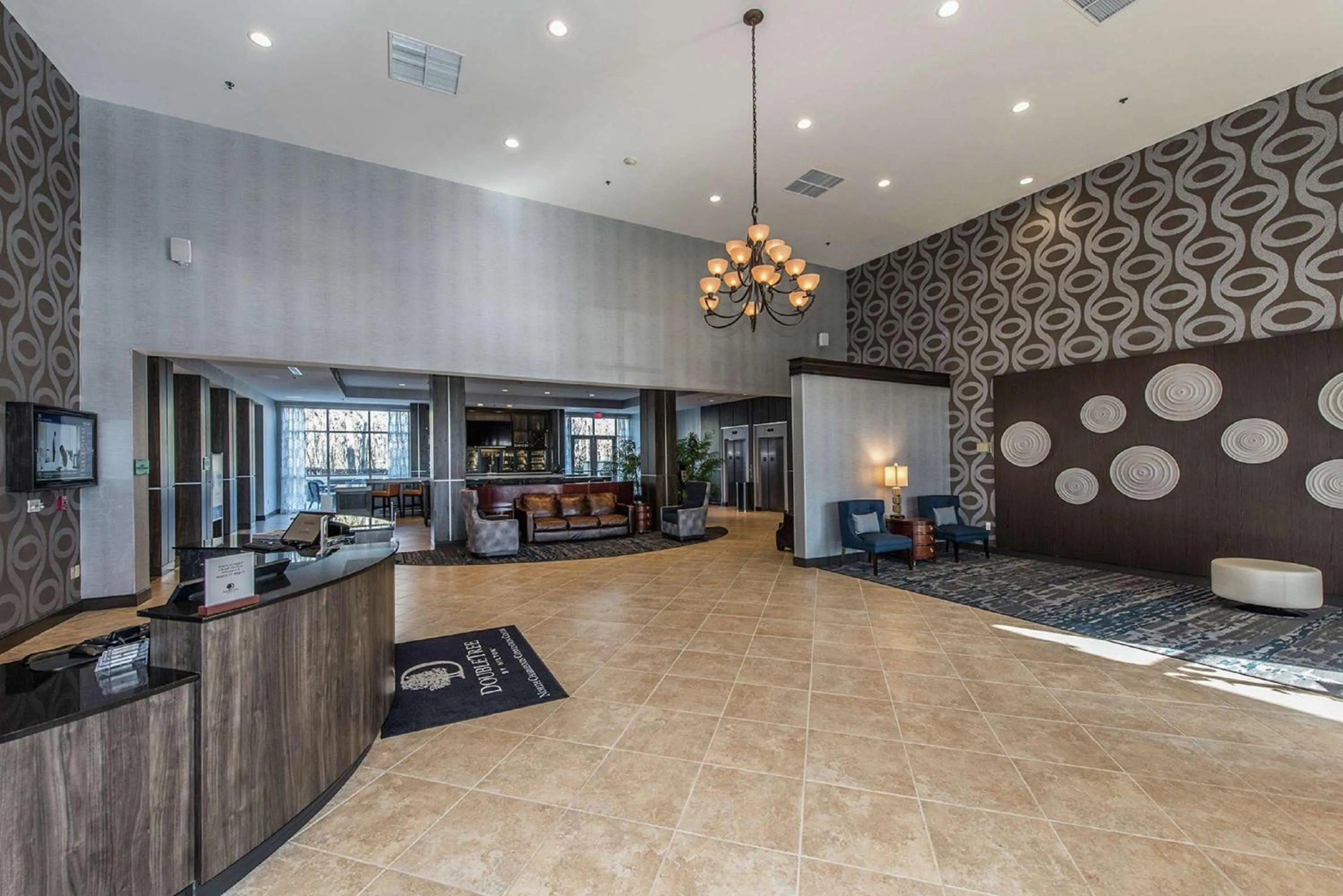 Lobby or reception in DoubleTree by Hilton North Charleston - Convention Center