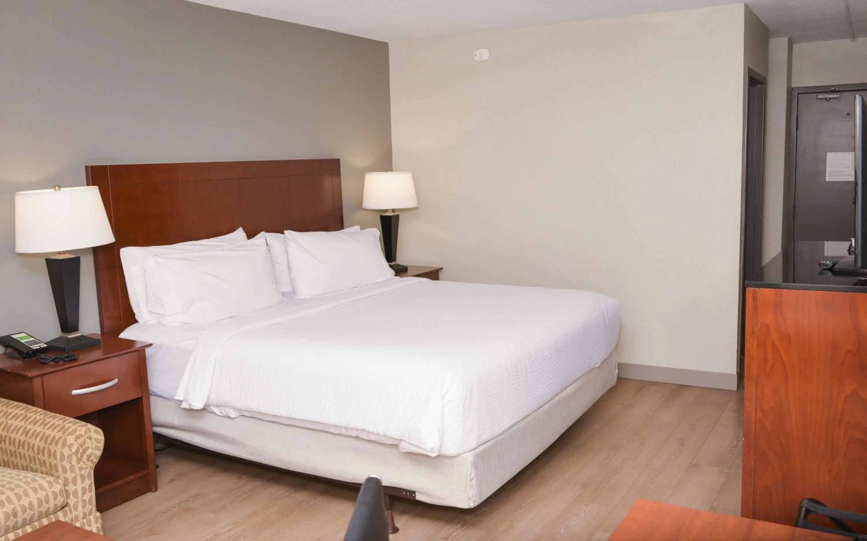 Photo of the whole room, Bed in Holiday Inn Bloomington Airport South-Mall Area by IHG