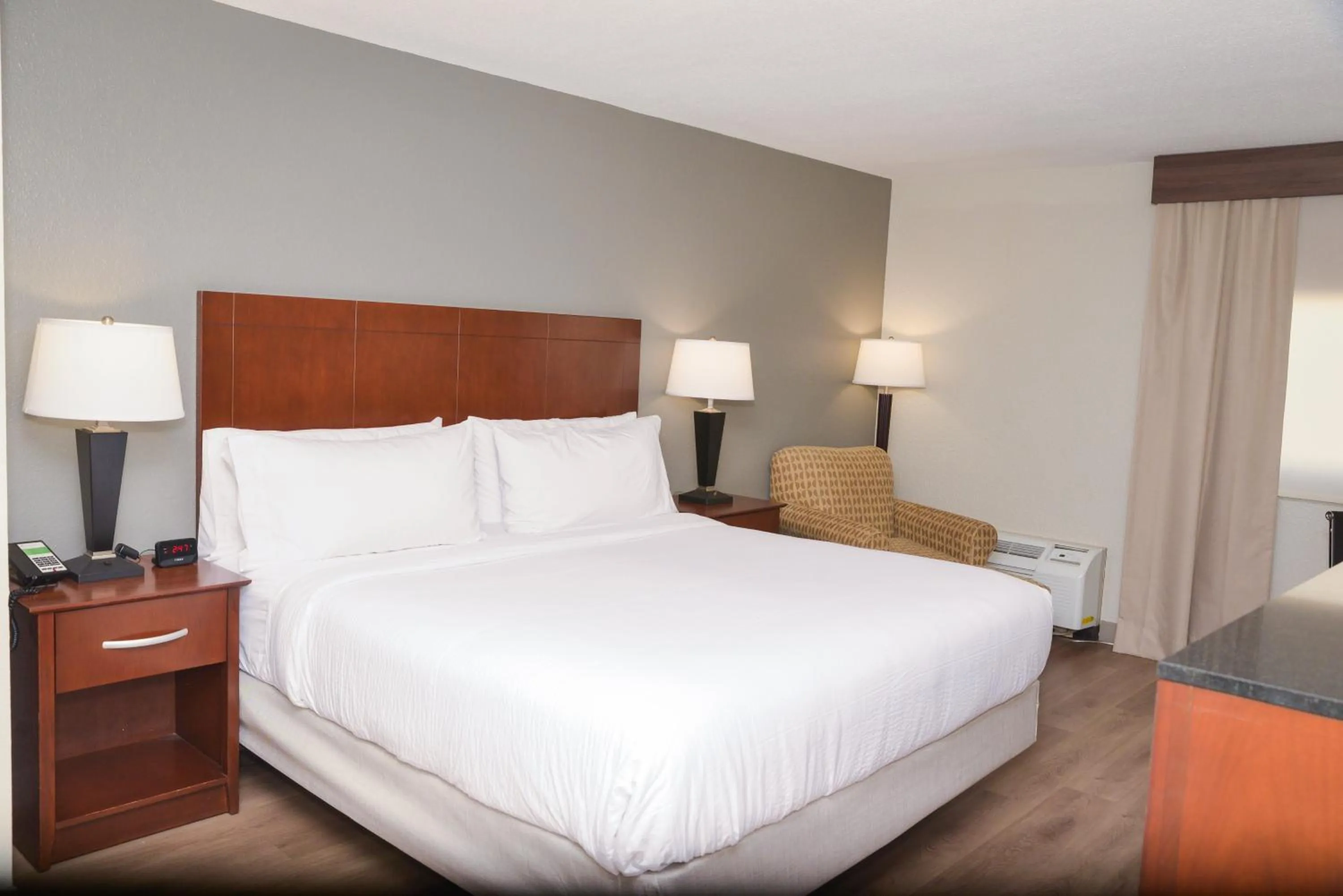 Photo of the whole room, Bed in Holiday Inn Bloomington Airport South-Mall Area by IHG