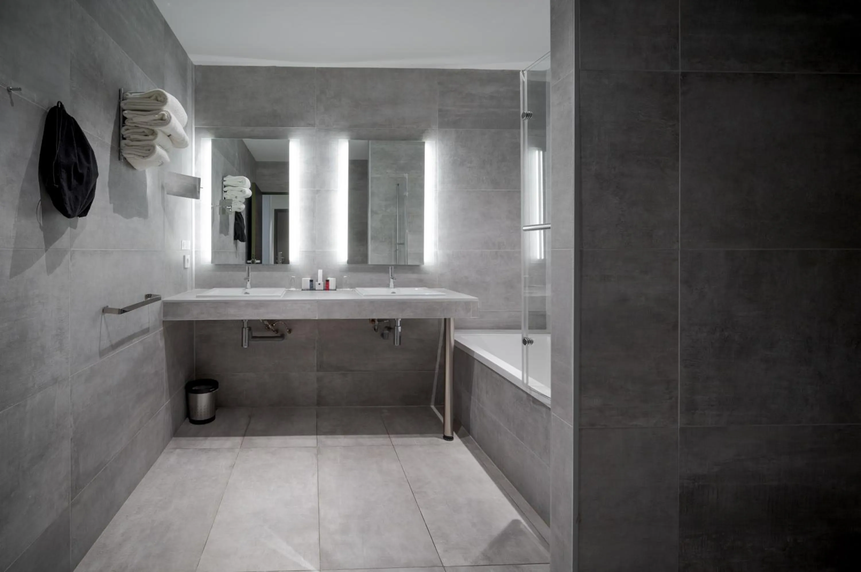 Bath in Best Western Plus Central Park Hotel