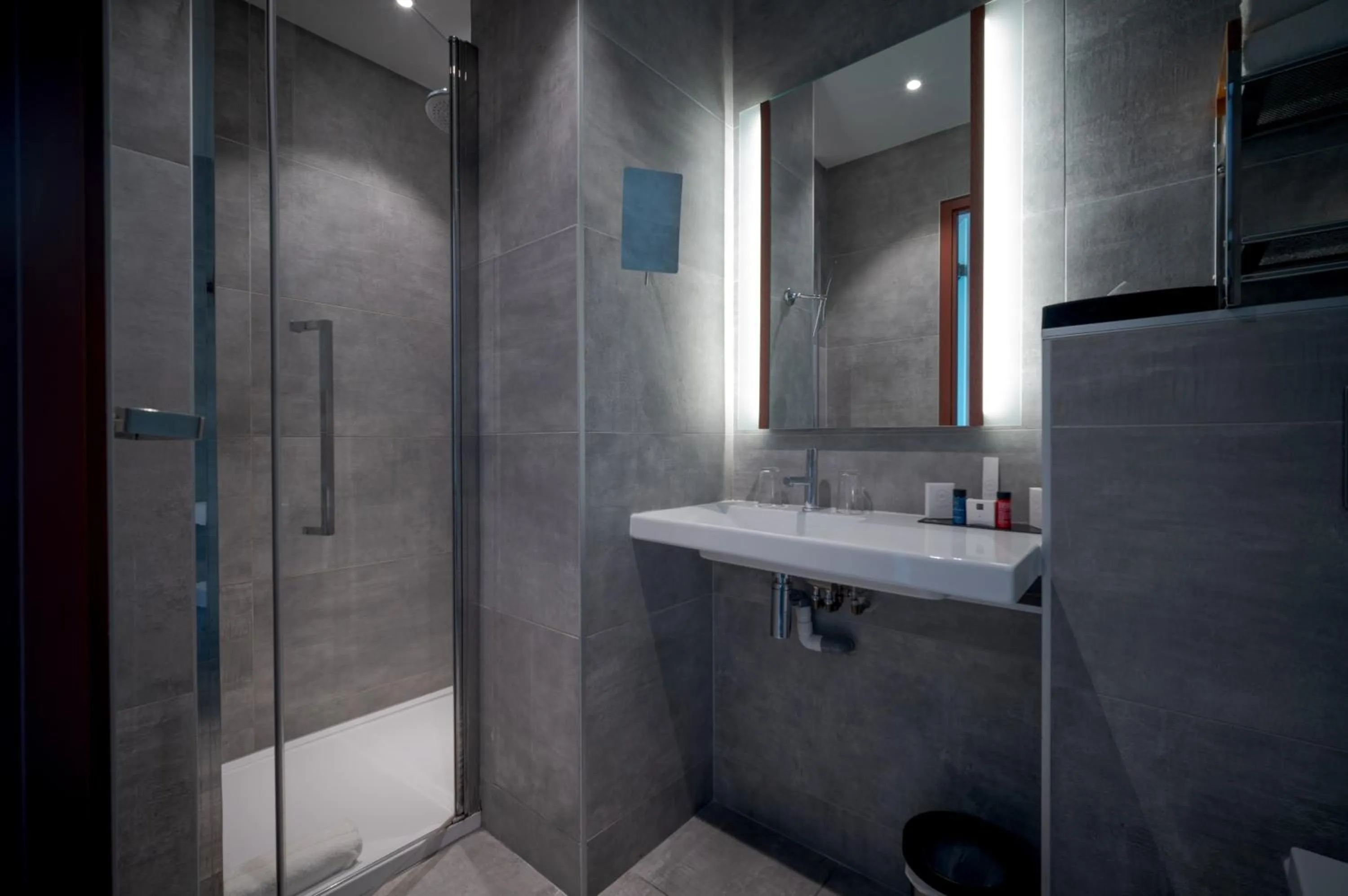 Shower in Best Western Plus Central Park Hotel