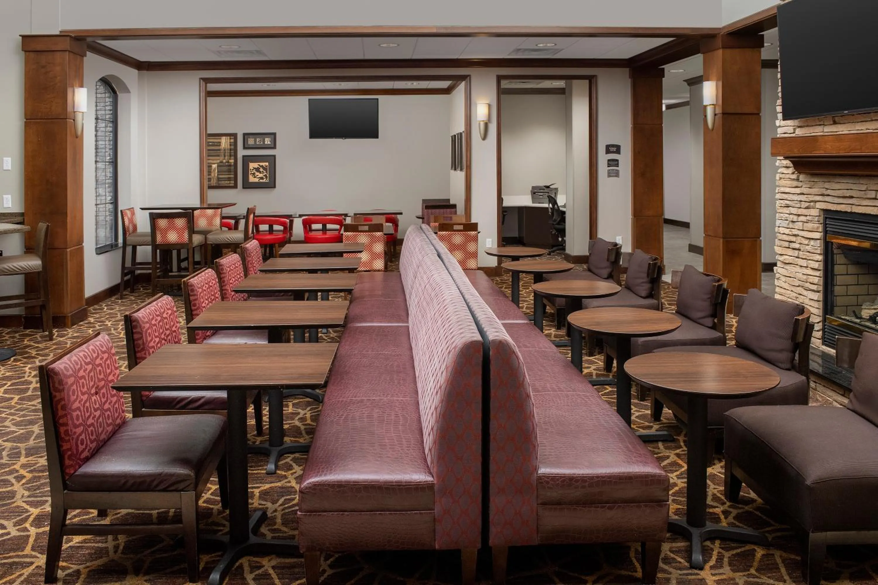 Dining area in Staybridge Suites North Charleston by IHG