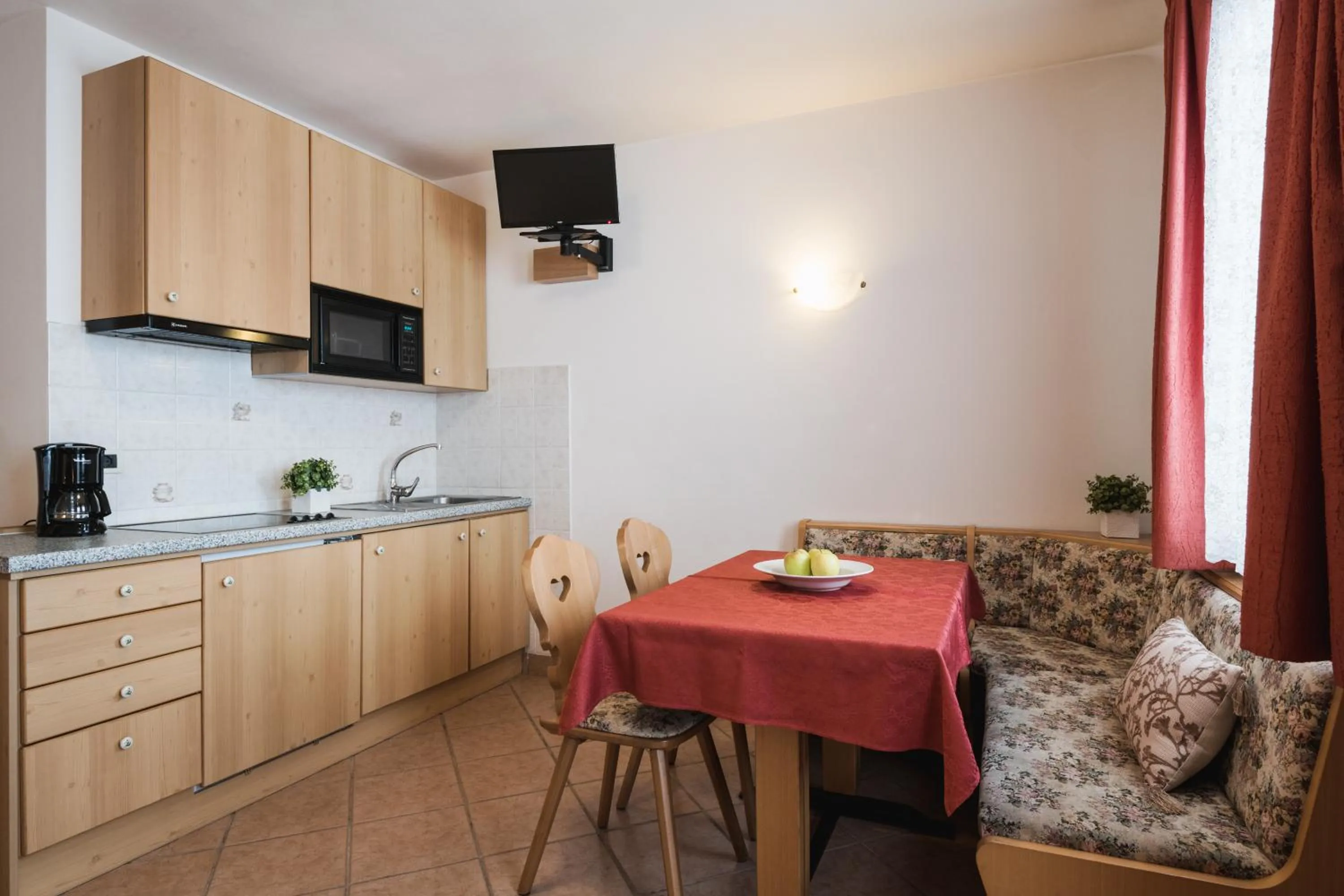 Kitchen or kitchenette in Apparthotel Sellaronda