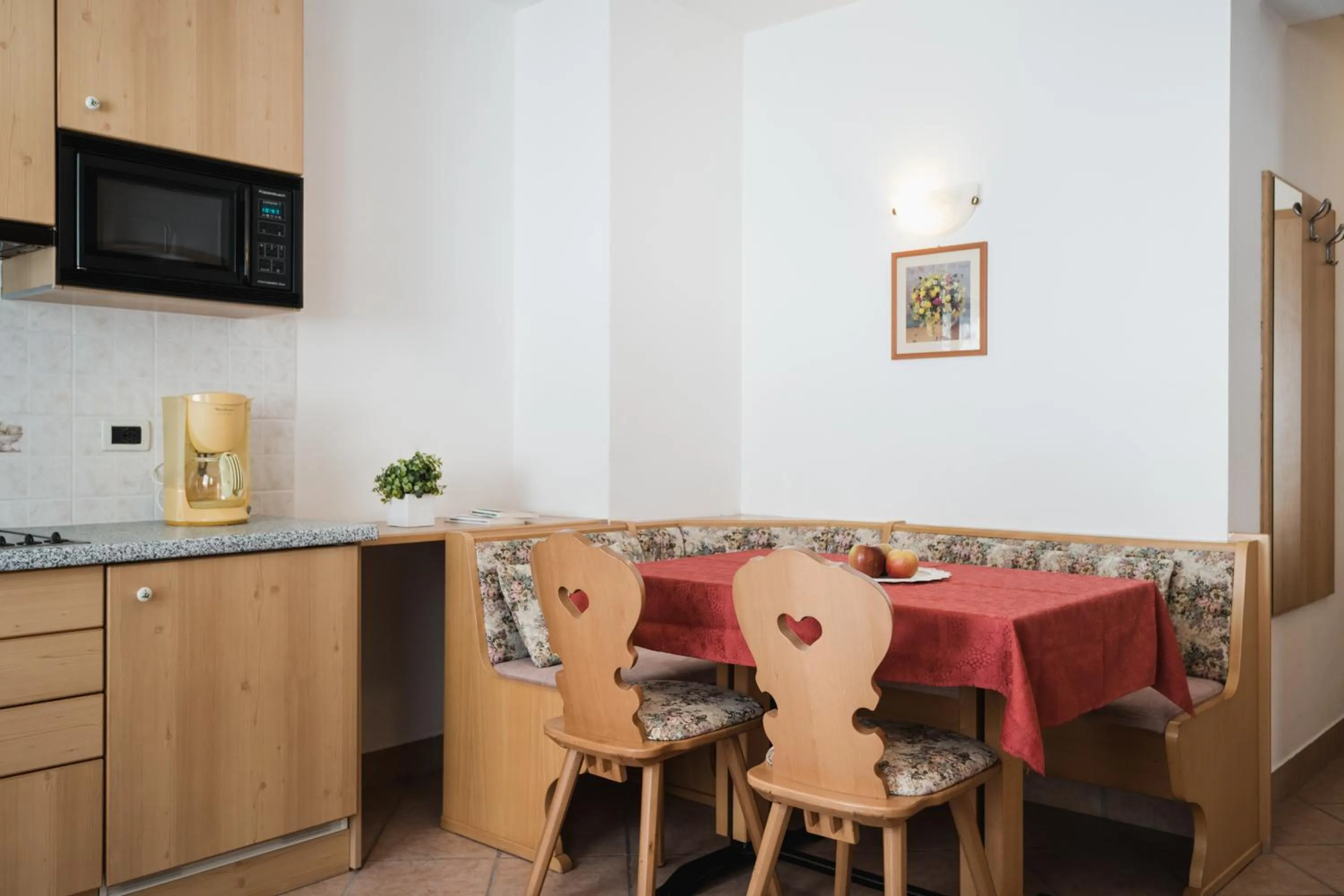Kitchen or kitchenette in Apparthotel Sellaronda