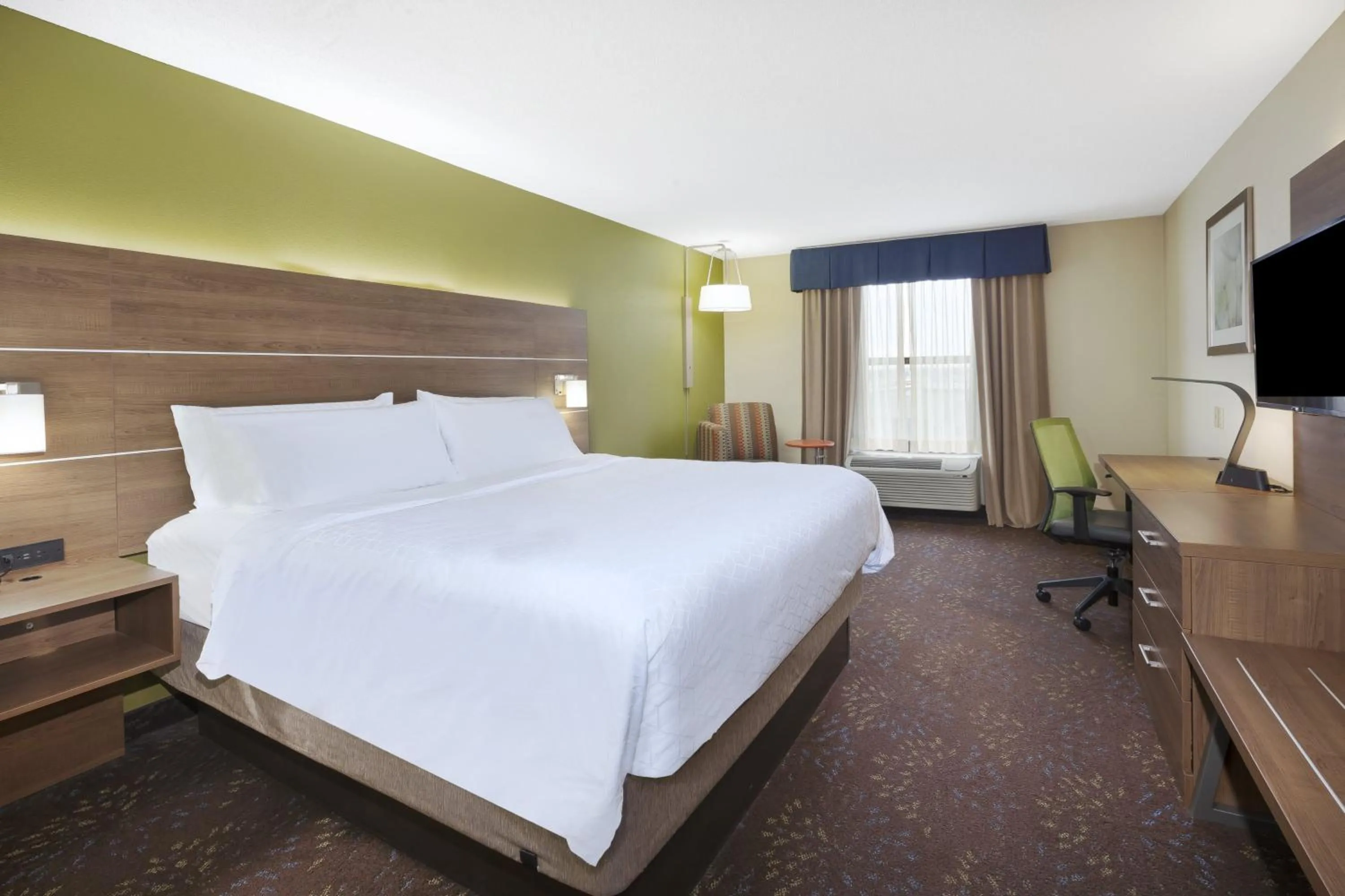 Photo of the whole room, Bed in Holiday Inn Express Hotel & Suites Circleville by IHG