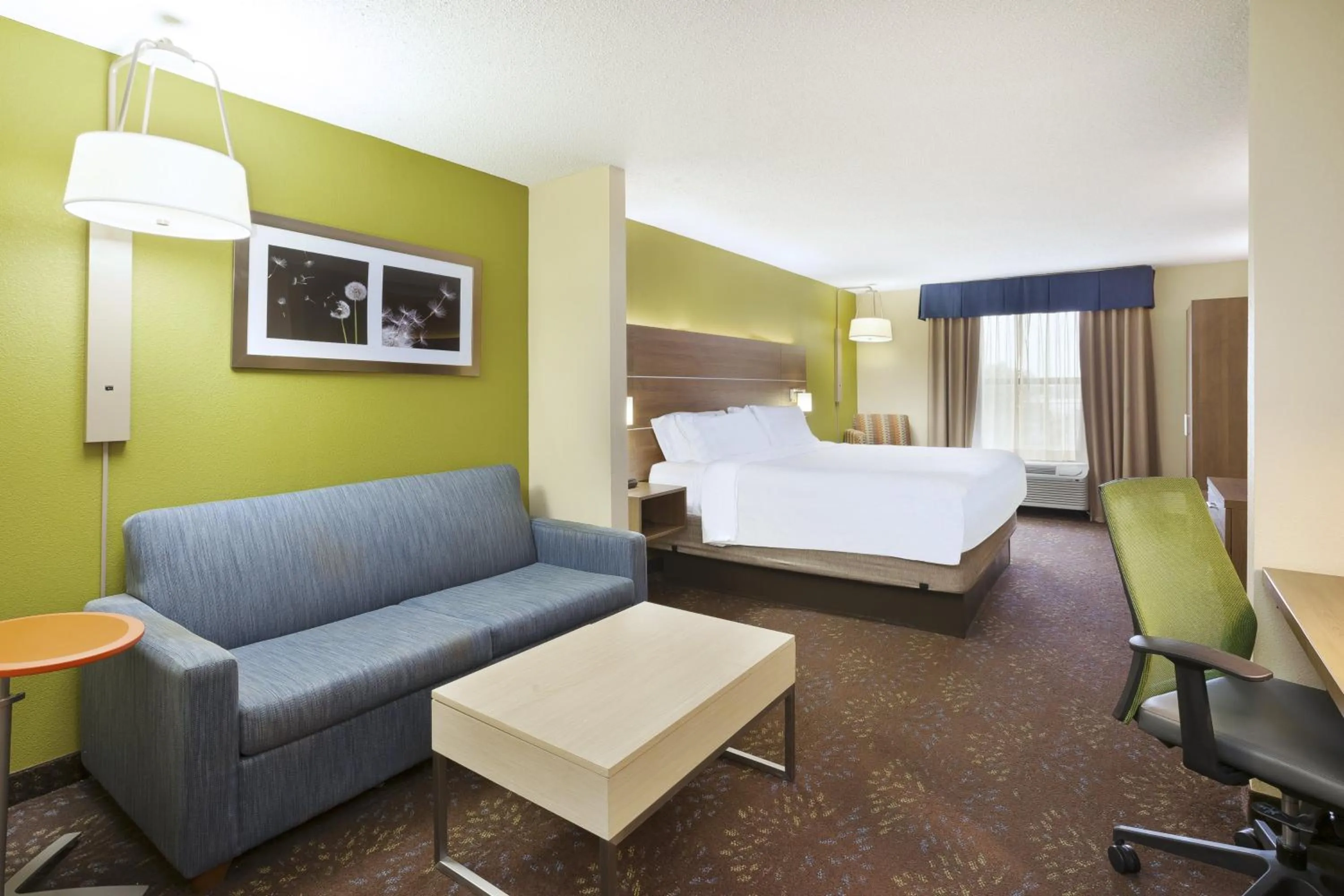 Photo of the whole room, Bed in Holiday Inn Express Hotel & Suites Circleville by IHG