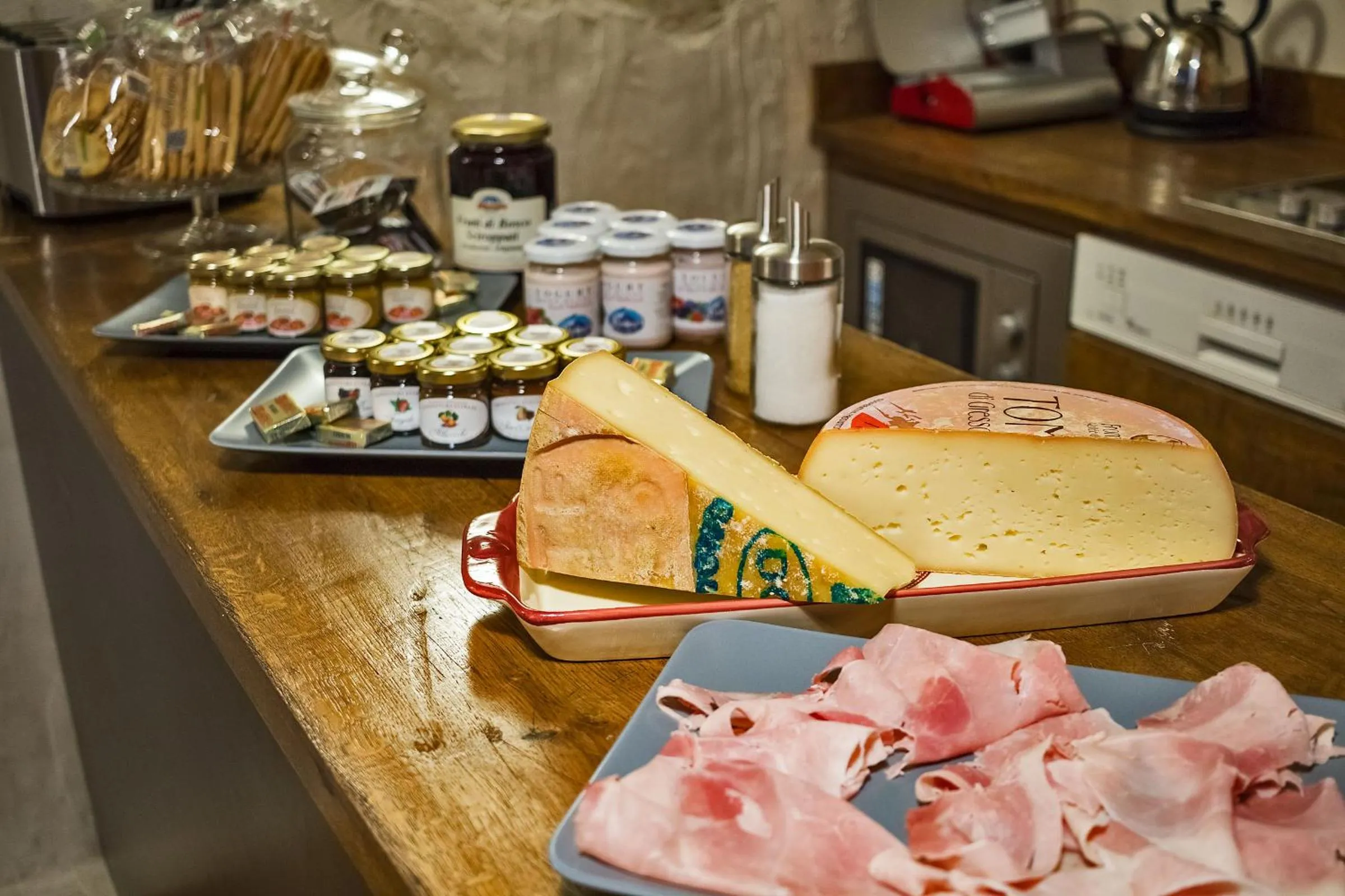 Buffet breakfast in Maison La Saxe