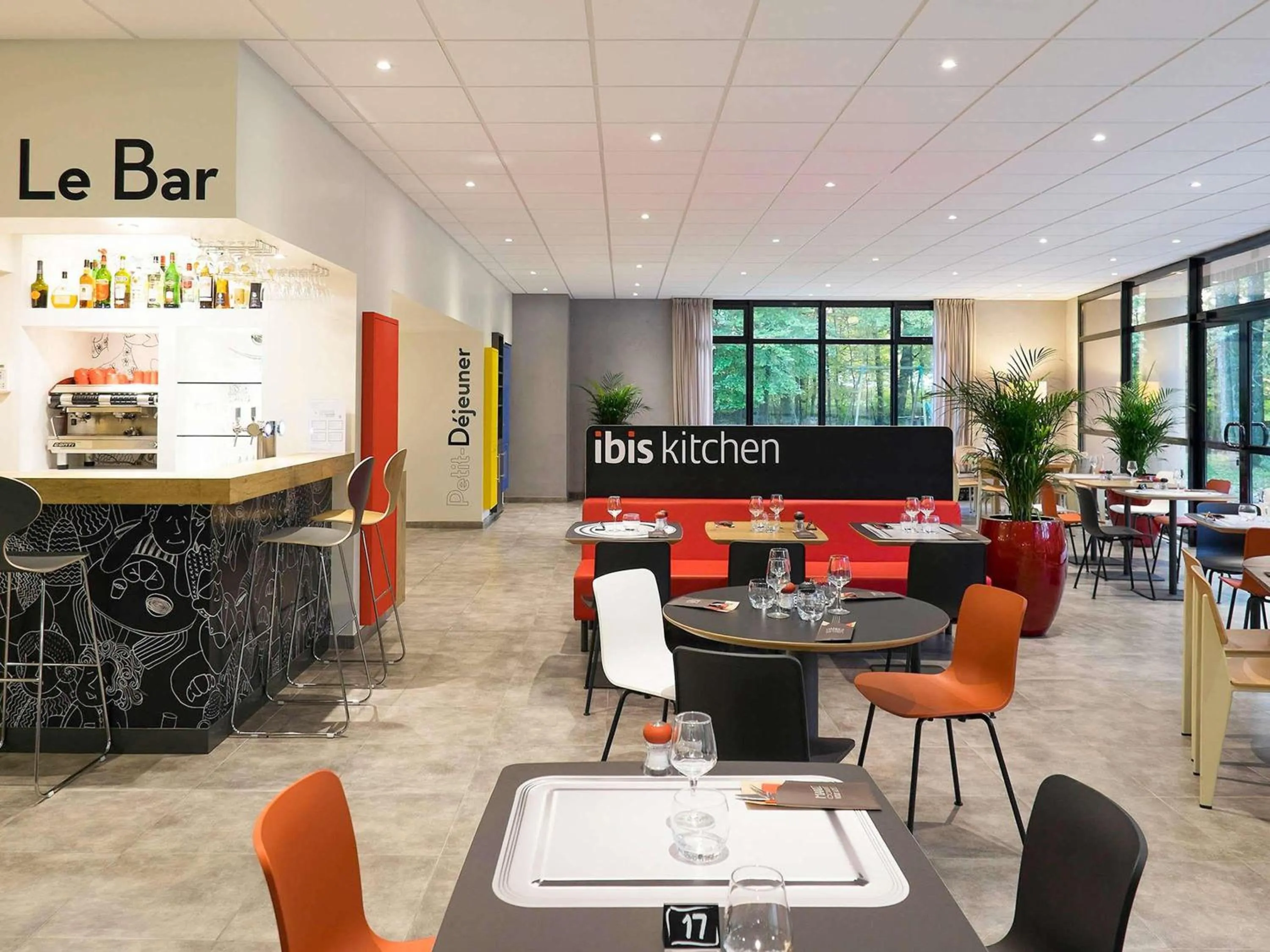 Lounge or bar in ibis Nancy-Brabois