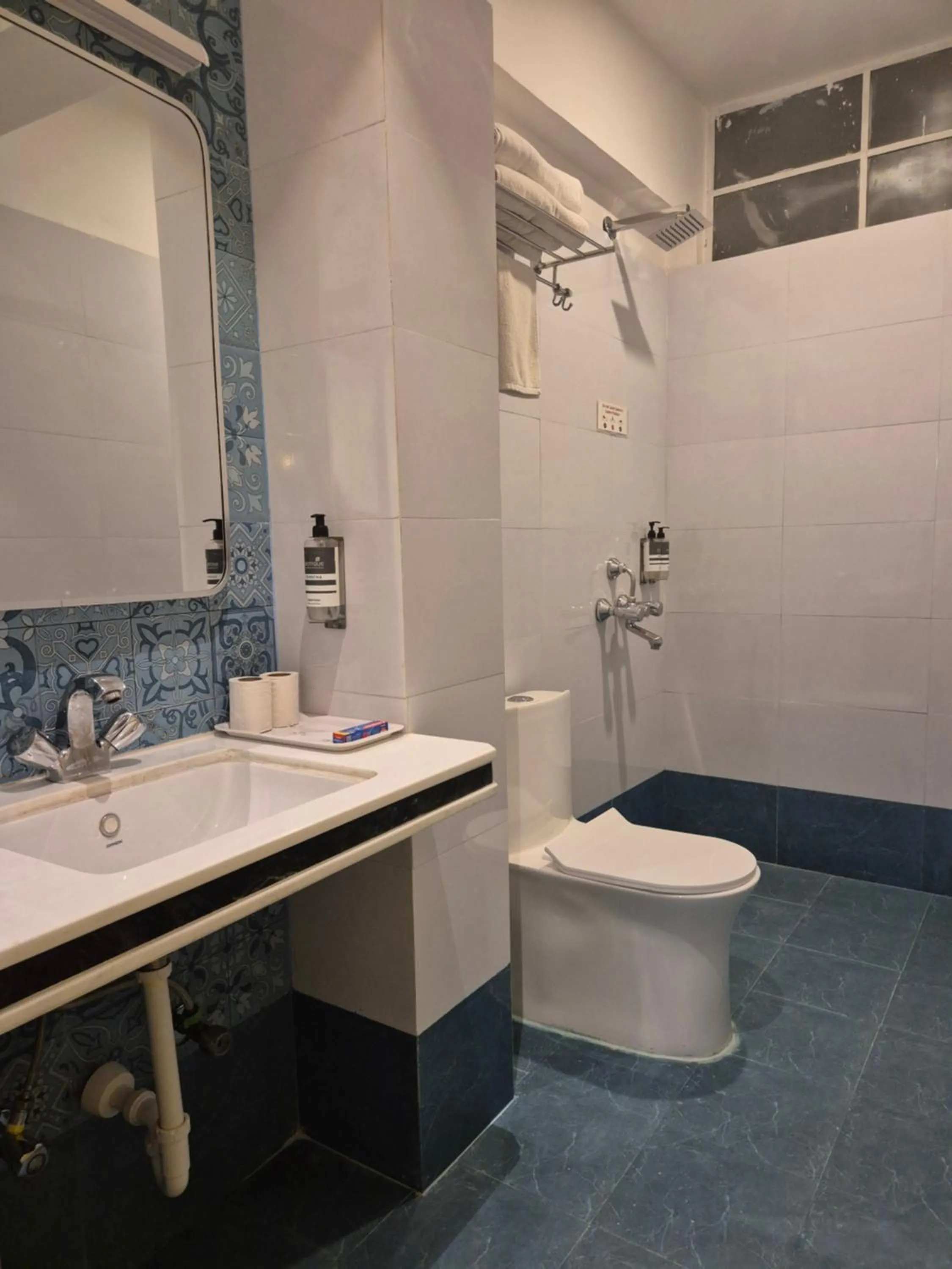 Bathroom in Hotel Mewar Haveli - At Lake Pichola