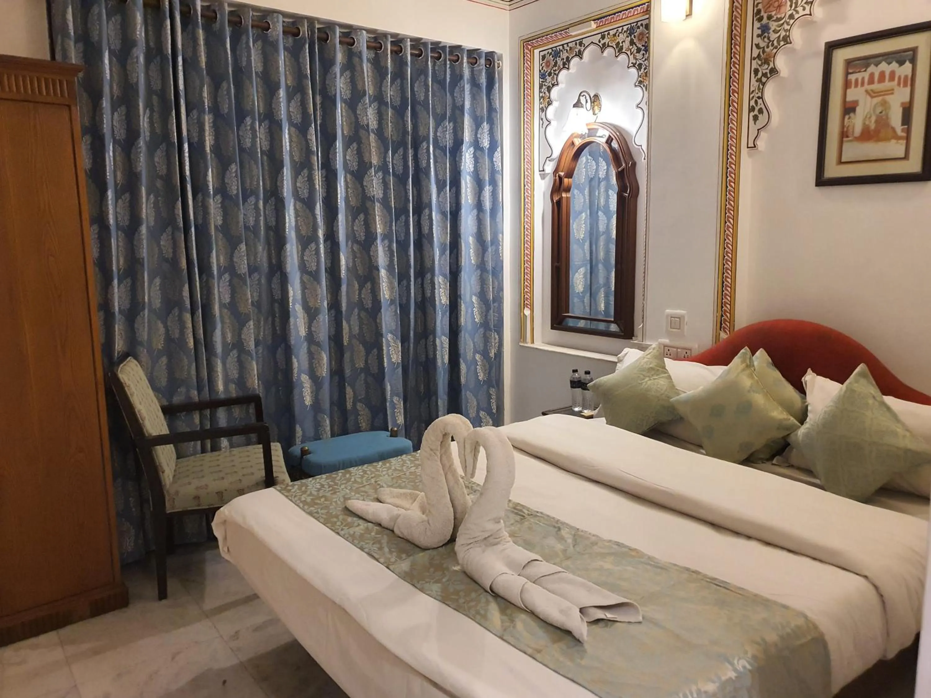 Bed in Hotel Mewar Haveli - At Lake Pichola