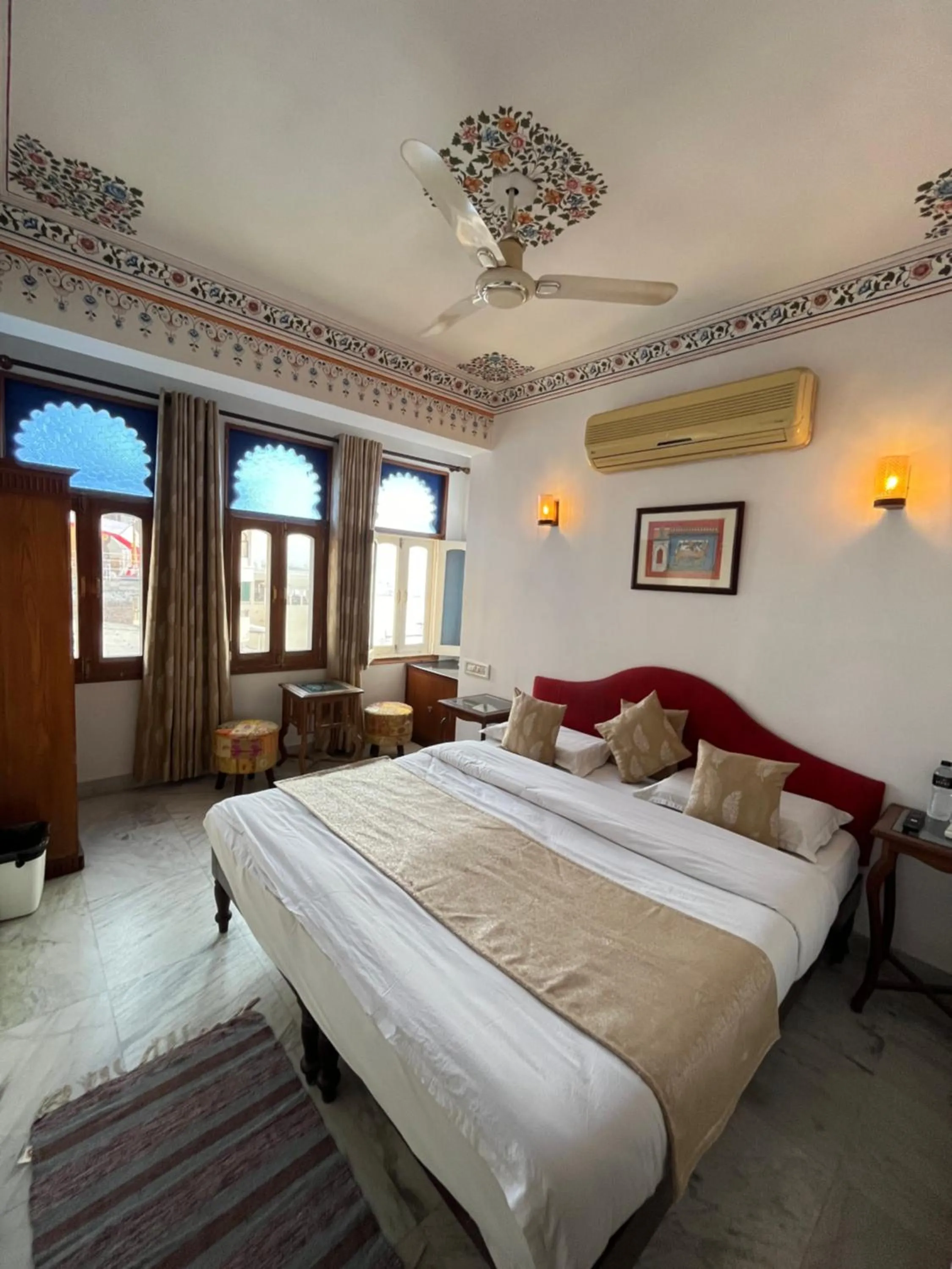 Bed in Hotel Mewar Haveli - At Lake Pichola