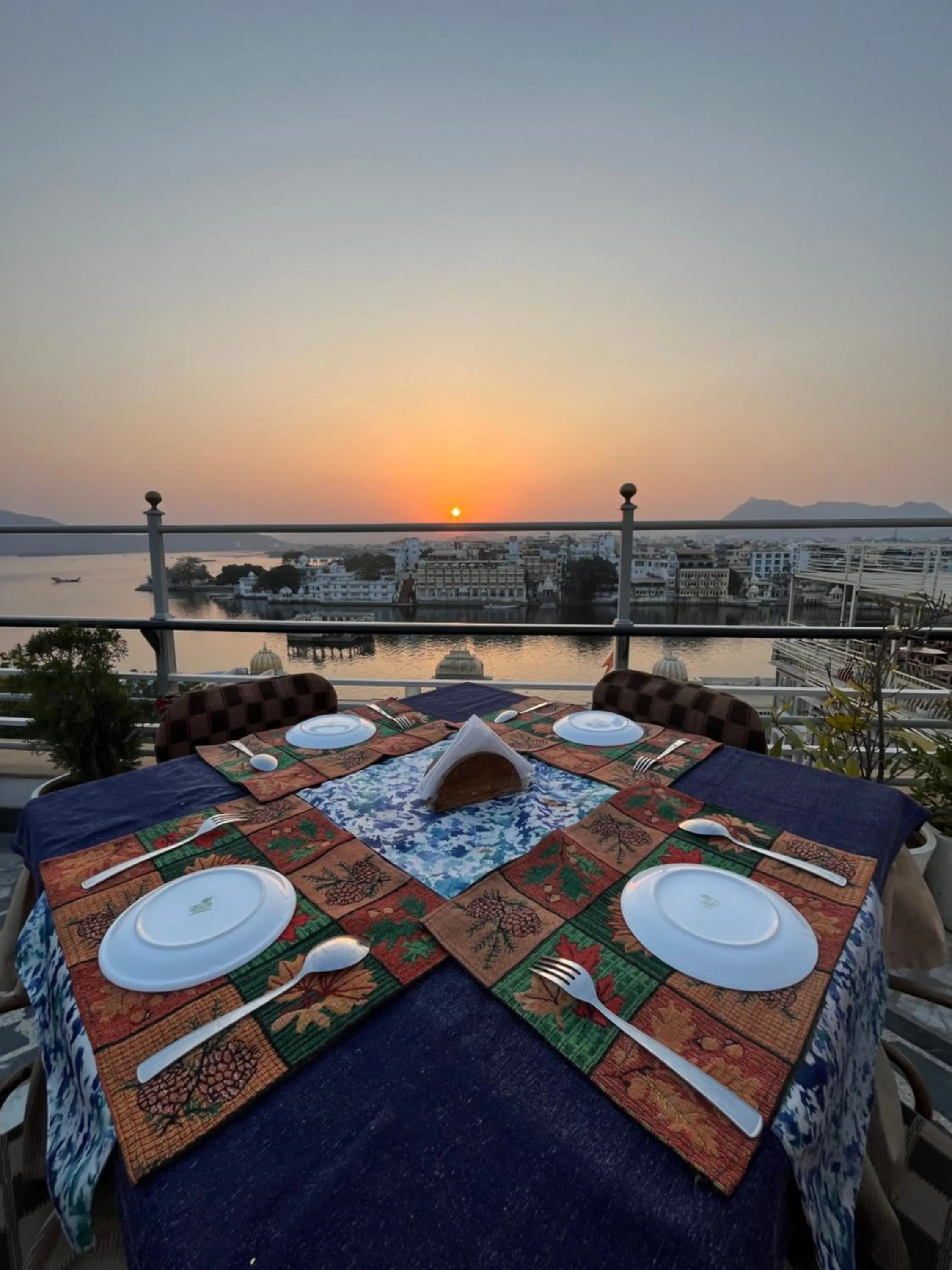 Restaurant/places to eat in Hotel Mewar Haveli - At Lake Pichola