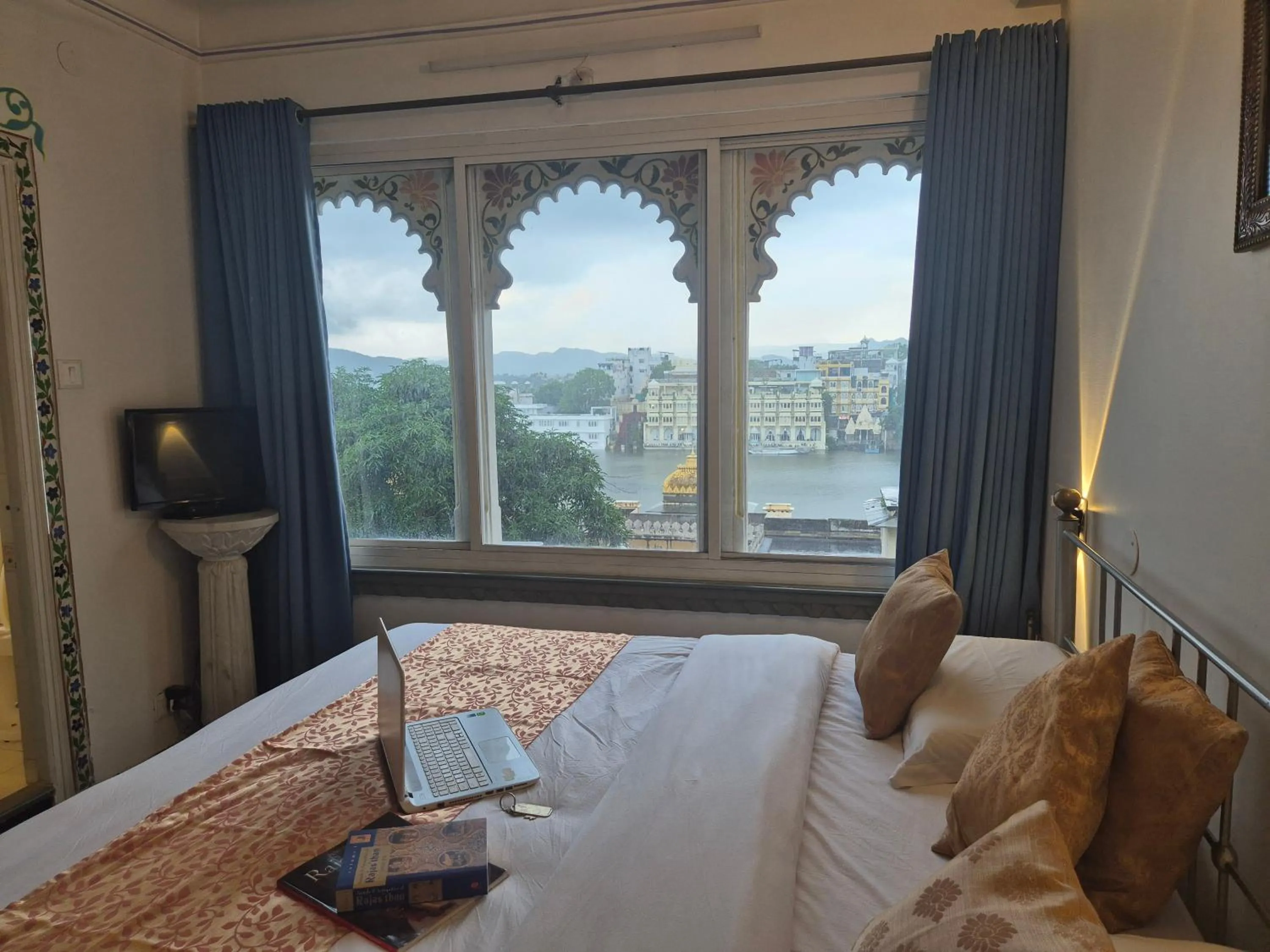 Bed in Hotel Mewar Haveli - At Lake Pichola