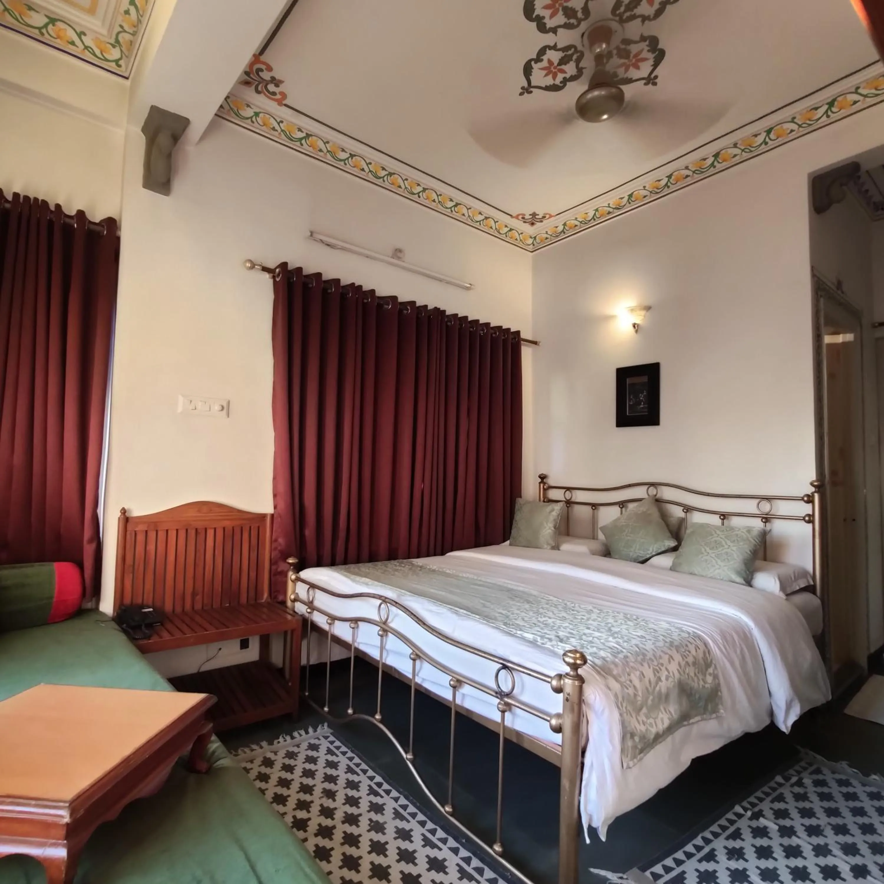 Bed in Hotel Mewar Haveli - At Lake Pichola