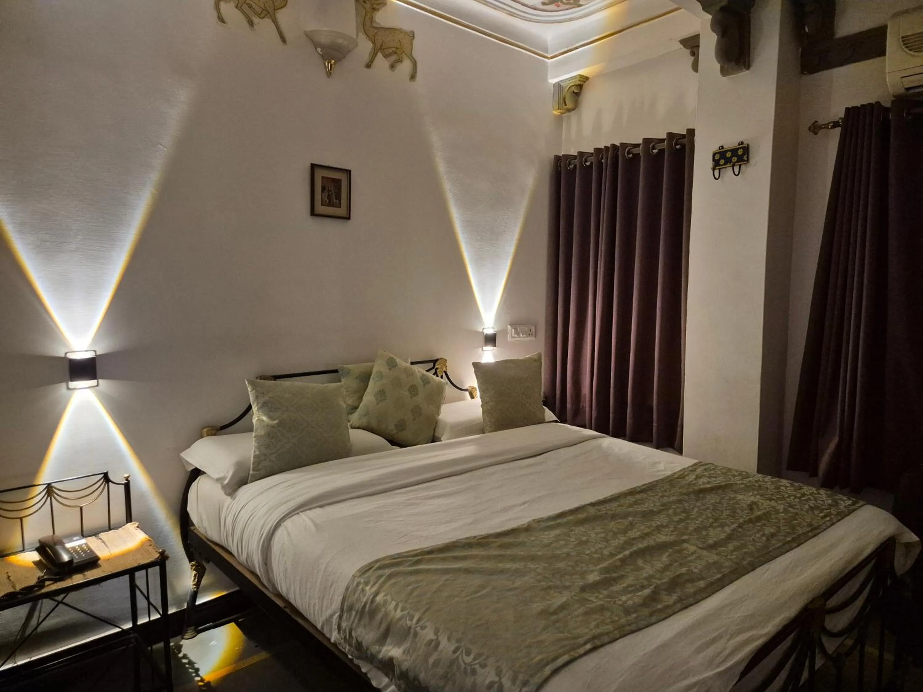 Bed in Hotel Mewar Haveli - At Lake Pichola