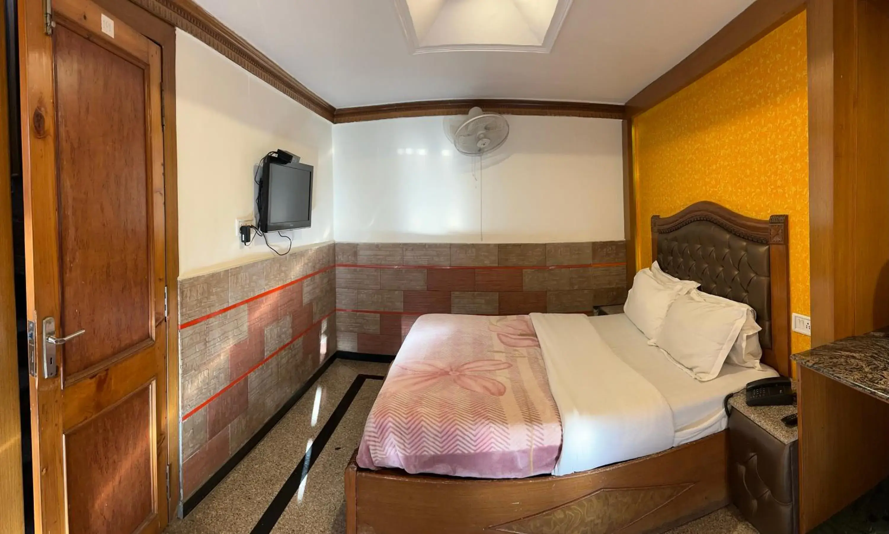 Double Room in Hotel Lords Regency - Connected to Mall Road Double Room in Hotel Lords Regency - Connected to Mall Road