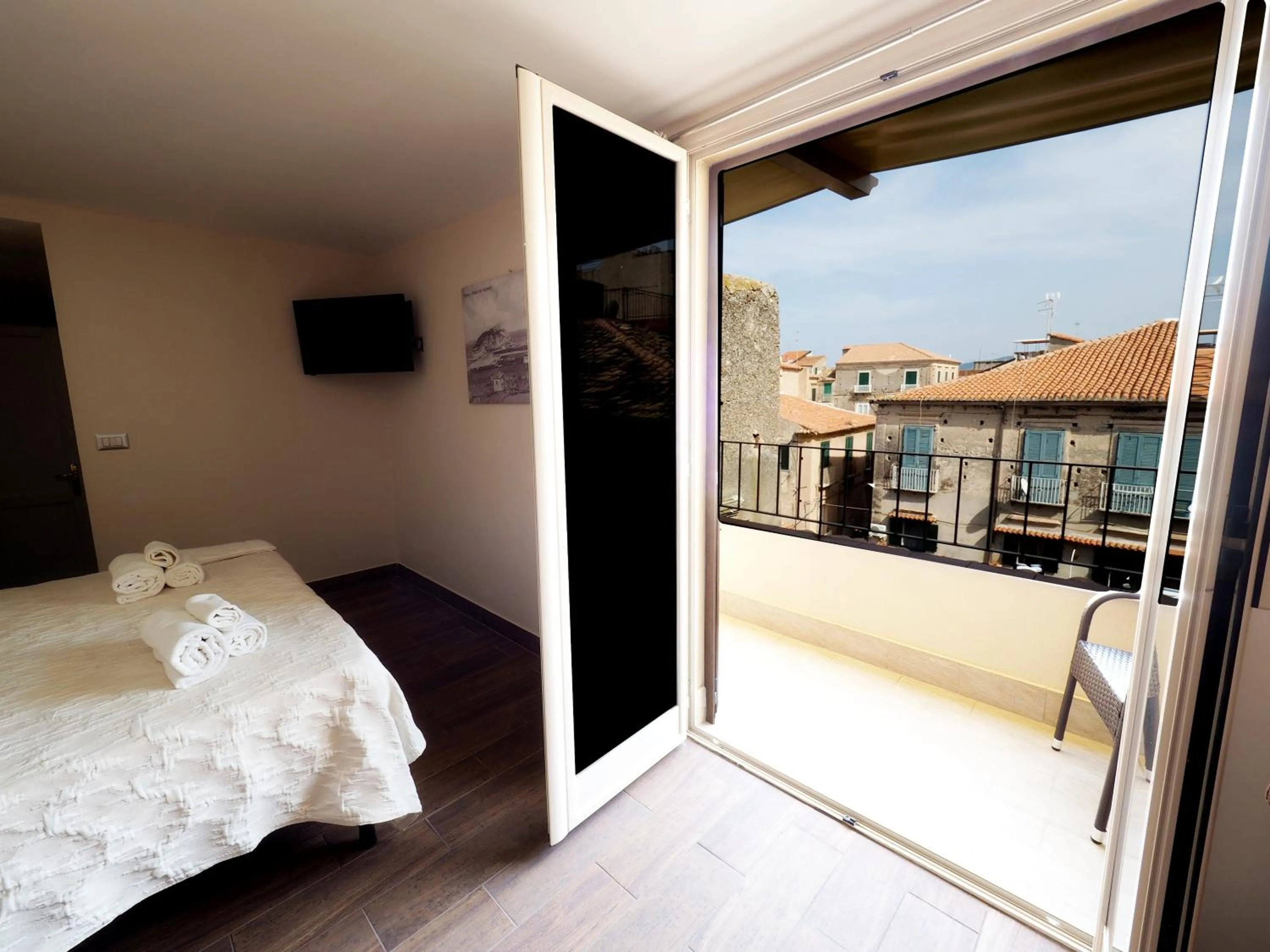 City view, Bed in LoryLu