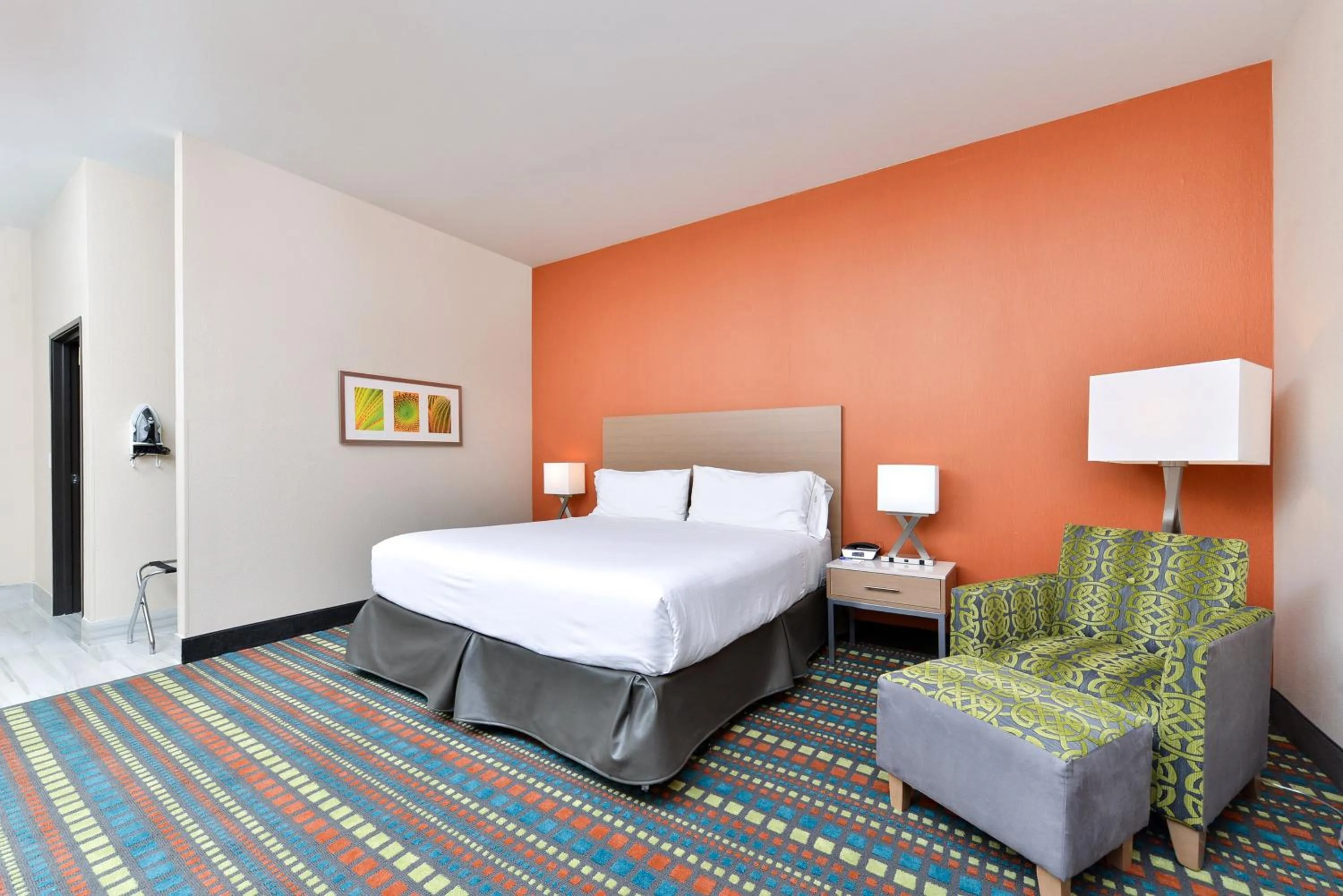 Photo of the whole room, Bed in Holiday Inn Express Albuquerque N - Bernalillo by IHG