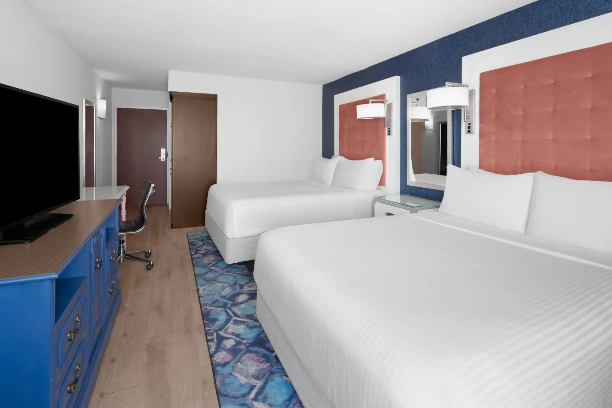 Photo of the whole room, Bed in Hotel Indigo Mount Pleasant by IHG