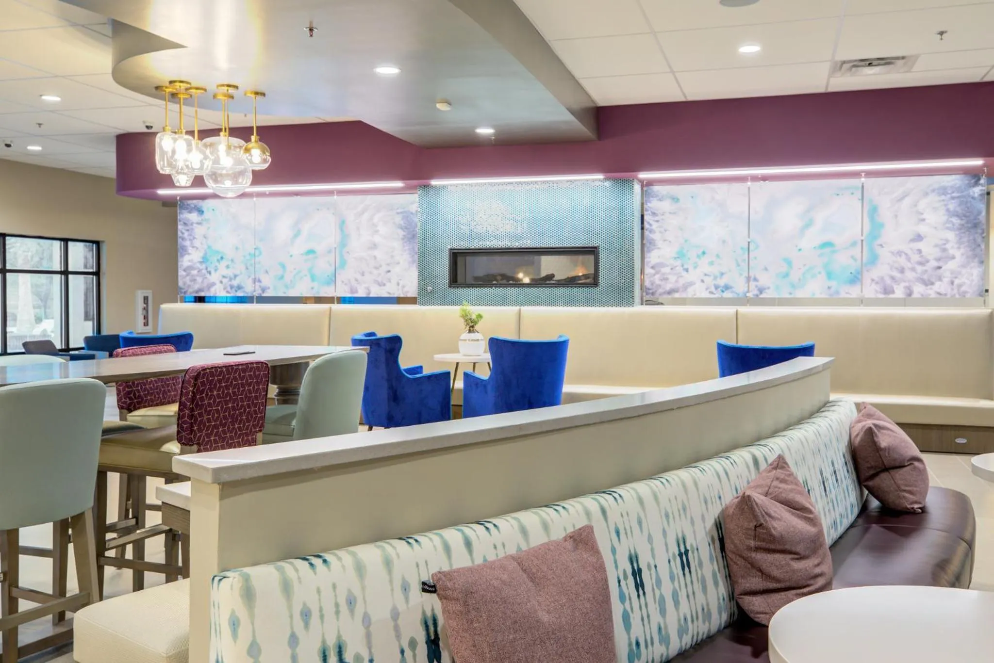 Lounge or bar in Hotel Indigo Mount Pleasant by IHG