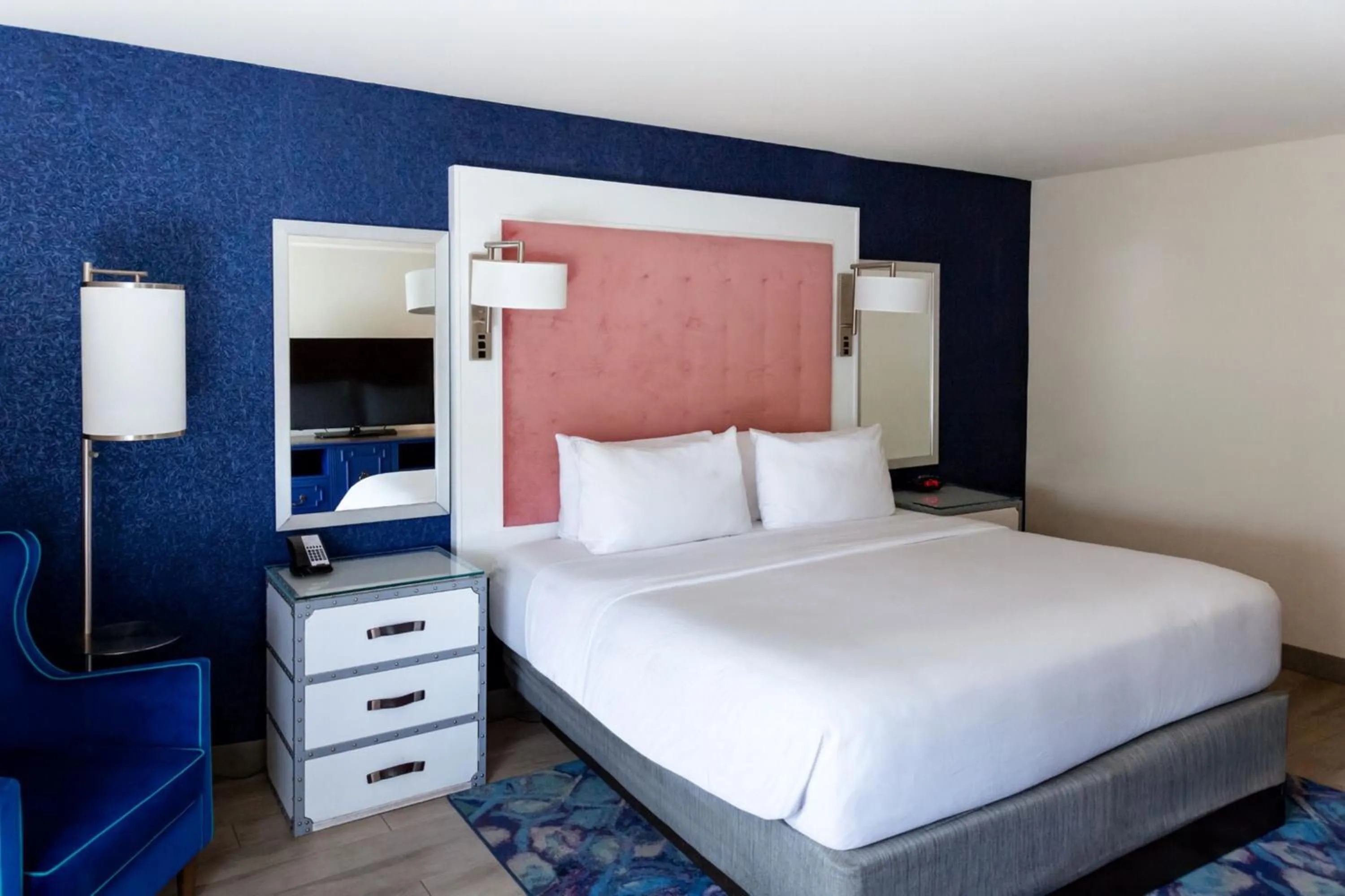 Photo of the whole room, Bed in Hotel Indigo Mount Pleasant by IHG