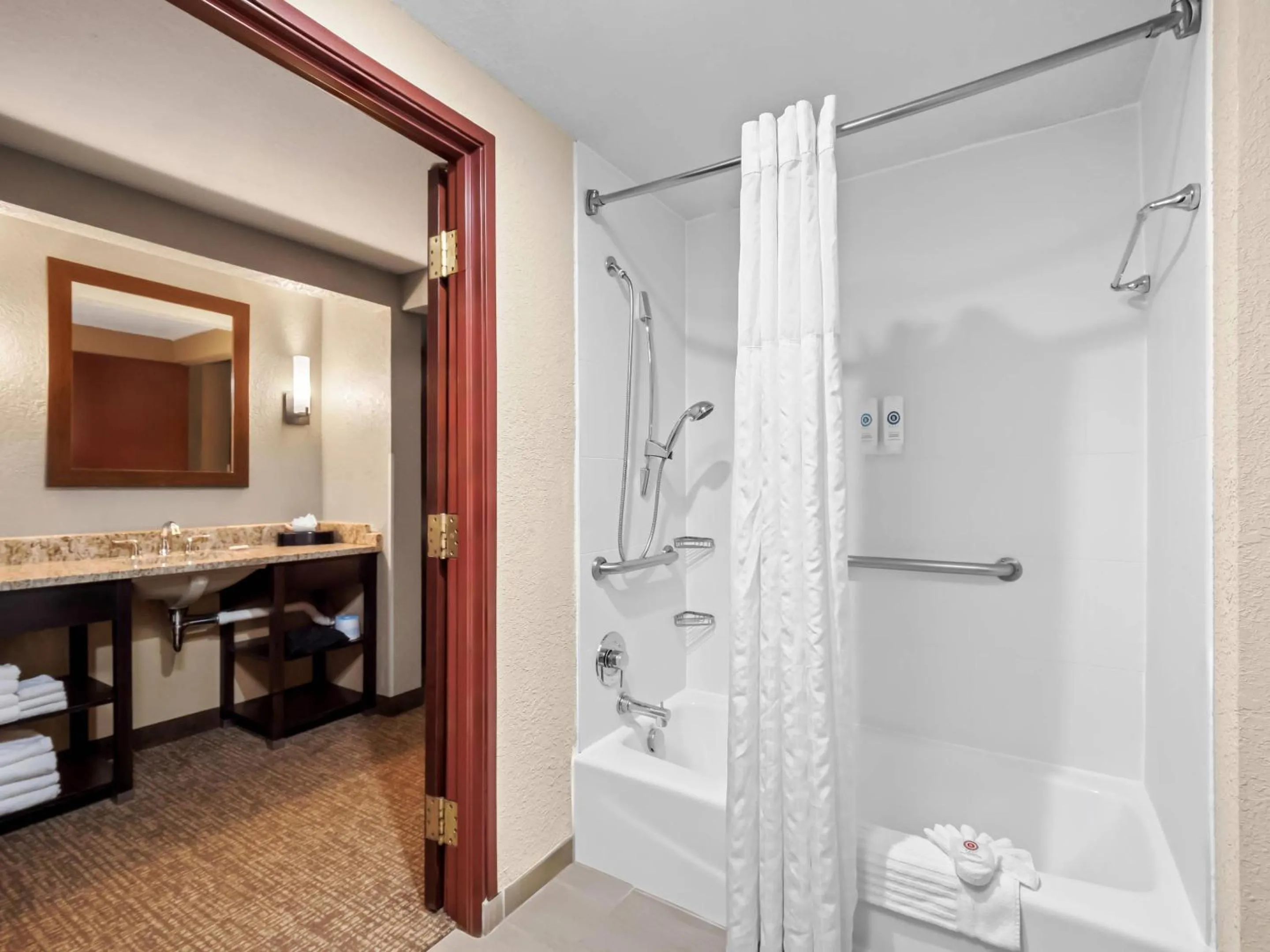 Bedroom in Comfort Inn & Suites Allen Park - Dearborn