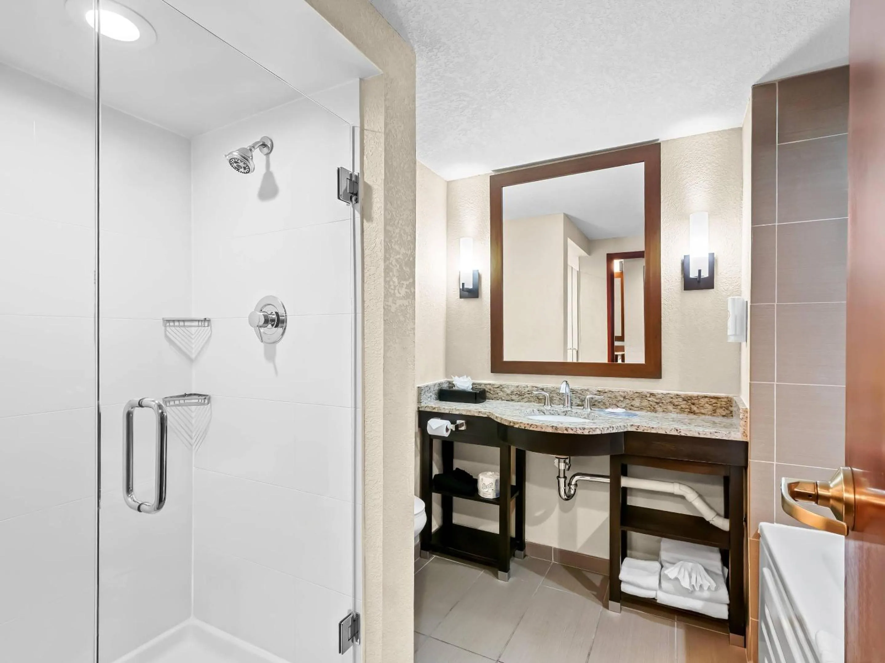 Bedroom in Comfort Inn & Suites Allen Park - Dearborn