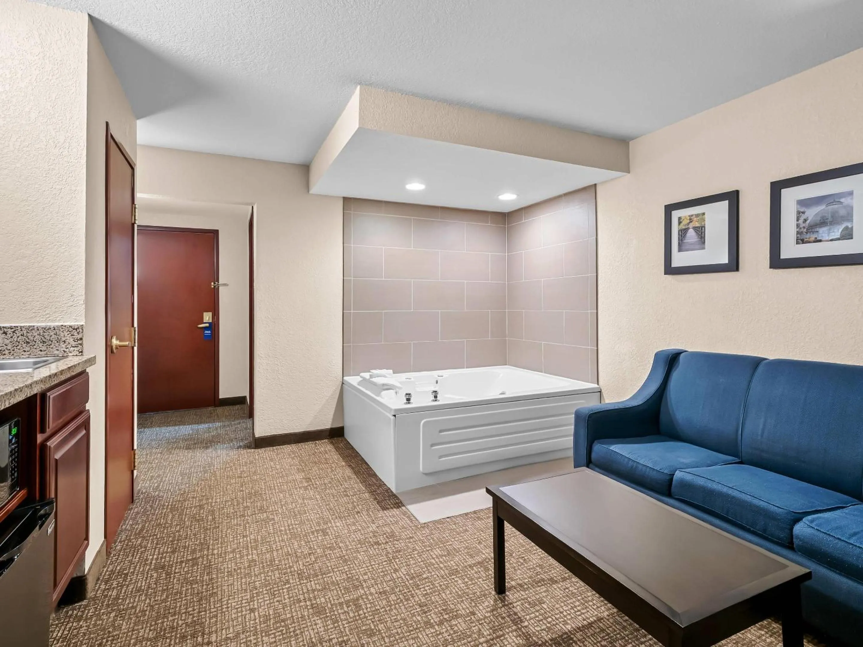 Bedroom in Comfort Inn & Suites Allen Park - Dearborn