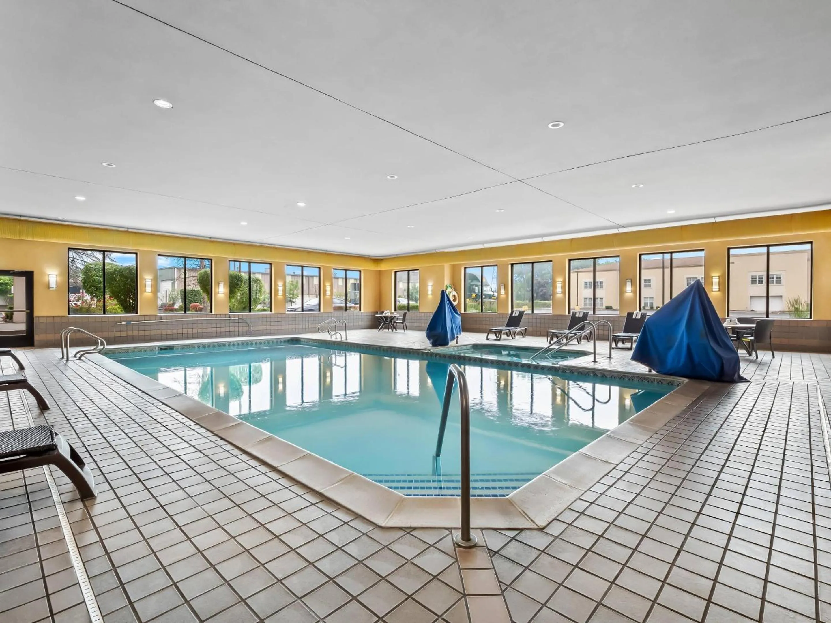 Swimming pool in Comfort Inn & Suites Allen Park - Dearborn