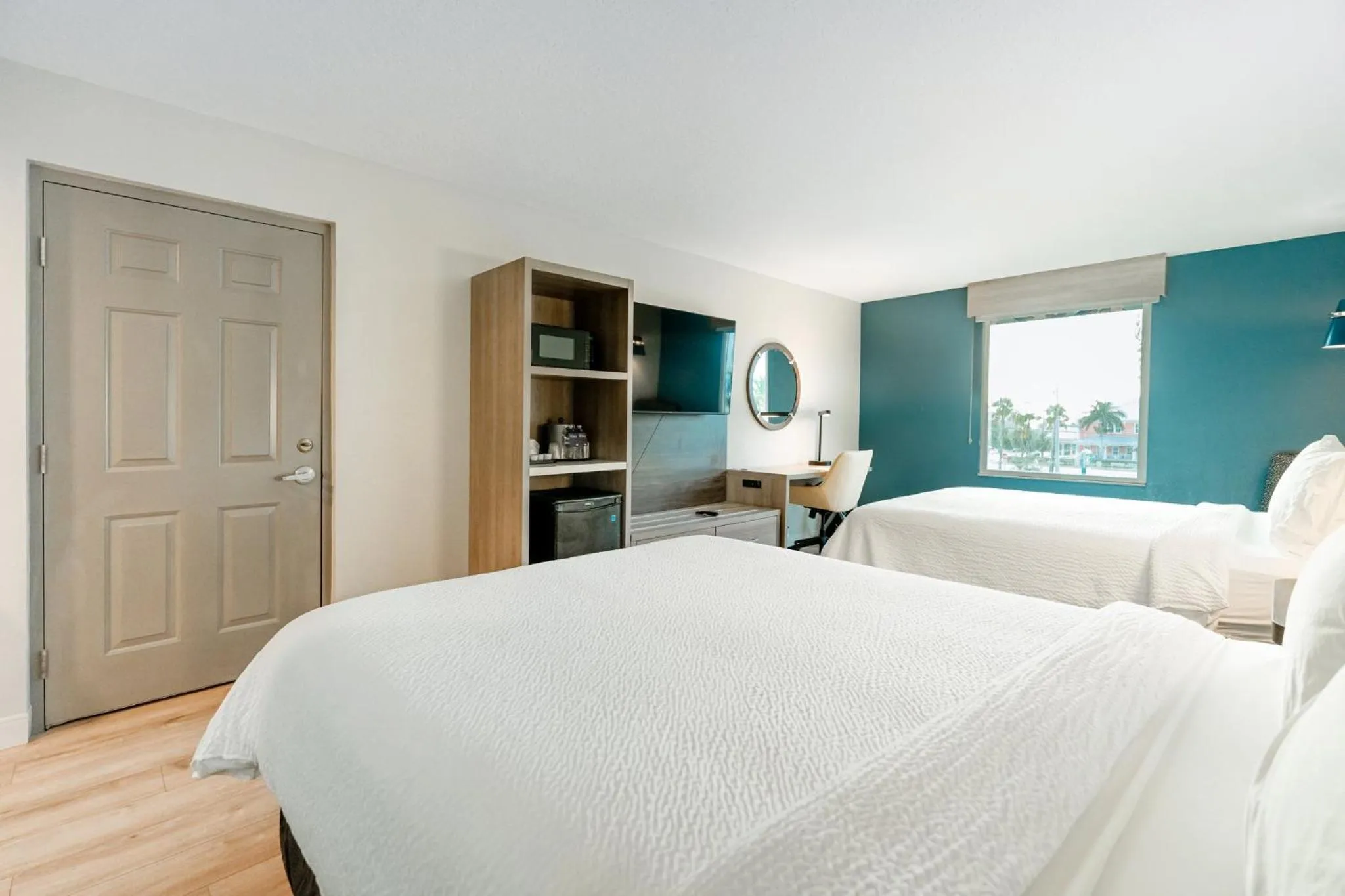 Photo of the whole room, Bed in Holiday Inn Express Hotel & Suites Cocoa Beach by IHG